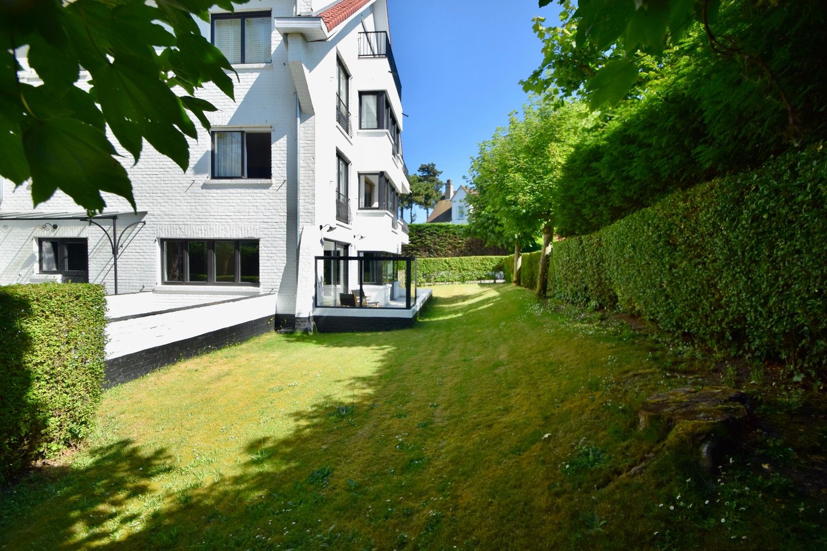 Prachtig tuinappartement met 3 volwaardige slaapkamers, gelegen in een paadje op een topligging in het Zoute. foto 8