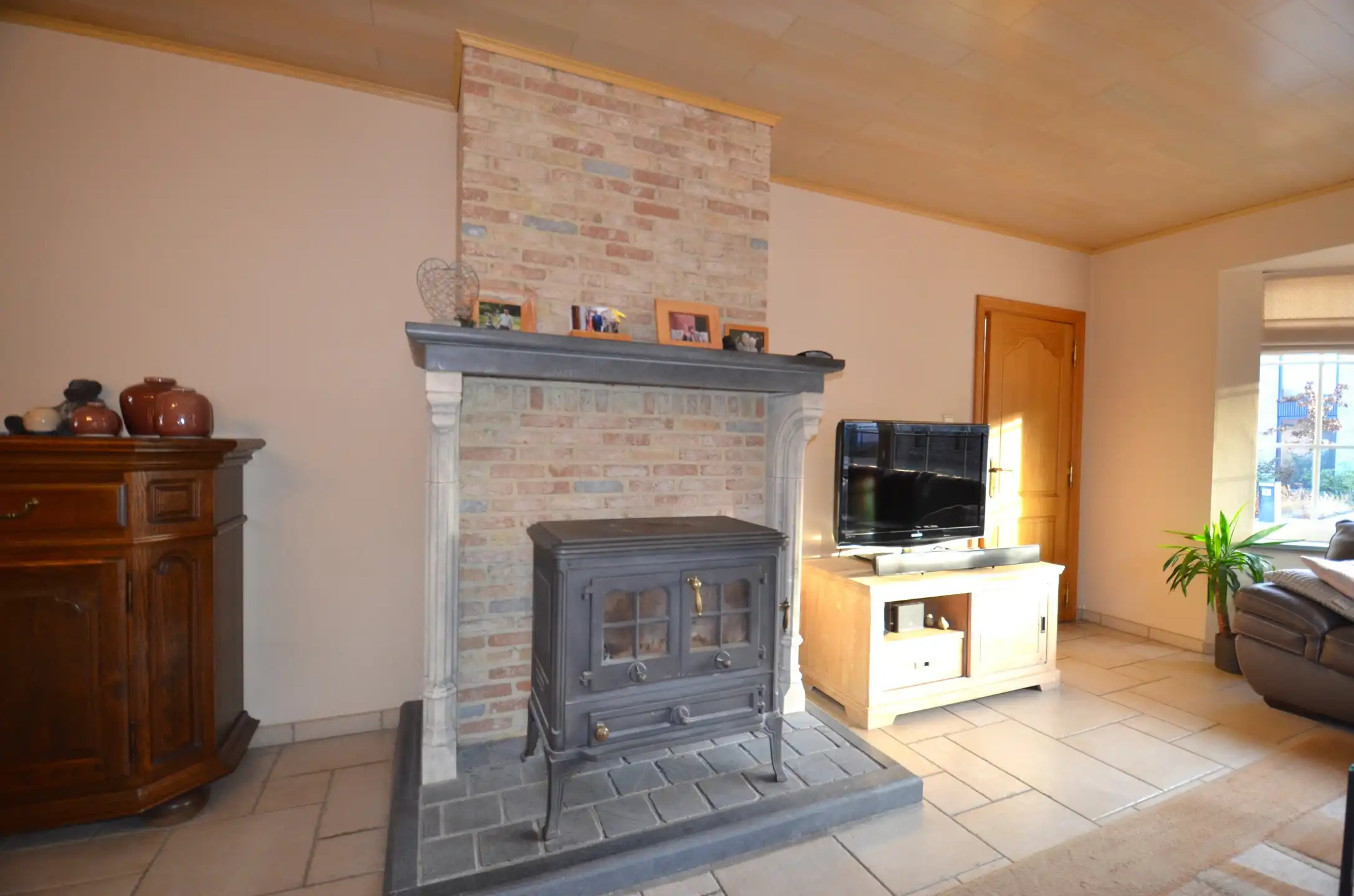 Leuke halfopen bebouwing met drie slaapkamers foto 6