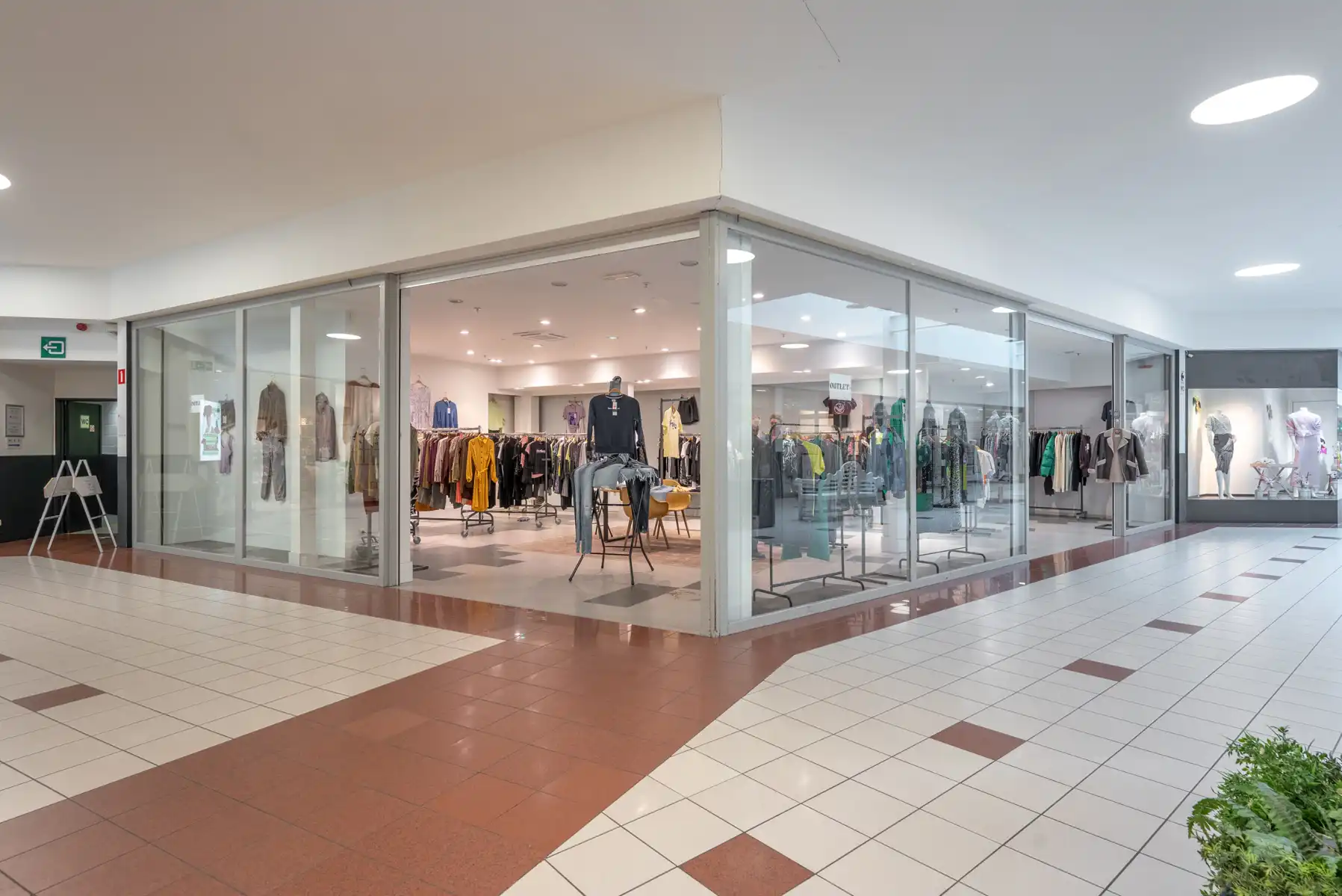 Commercieel gelijkvloers met grote zichtbaarheid in de Shopping Promenade! foto {{pictureIndex}}