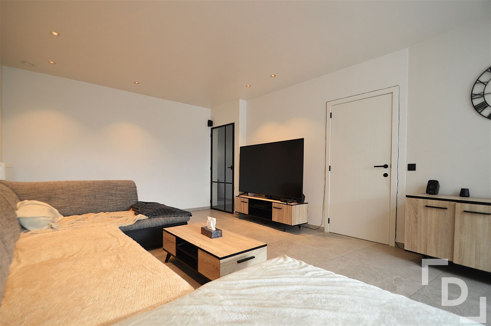 Gerenoveerde woning met 3 slaapkamers en fietsenberging.  foto {{pictureIndex}}
