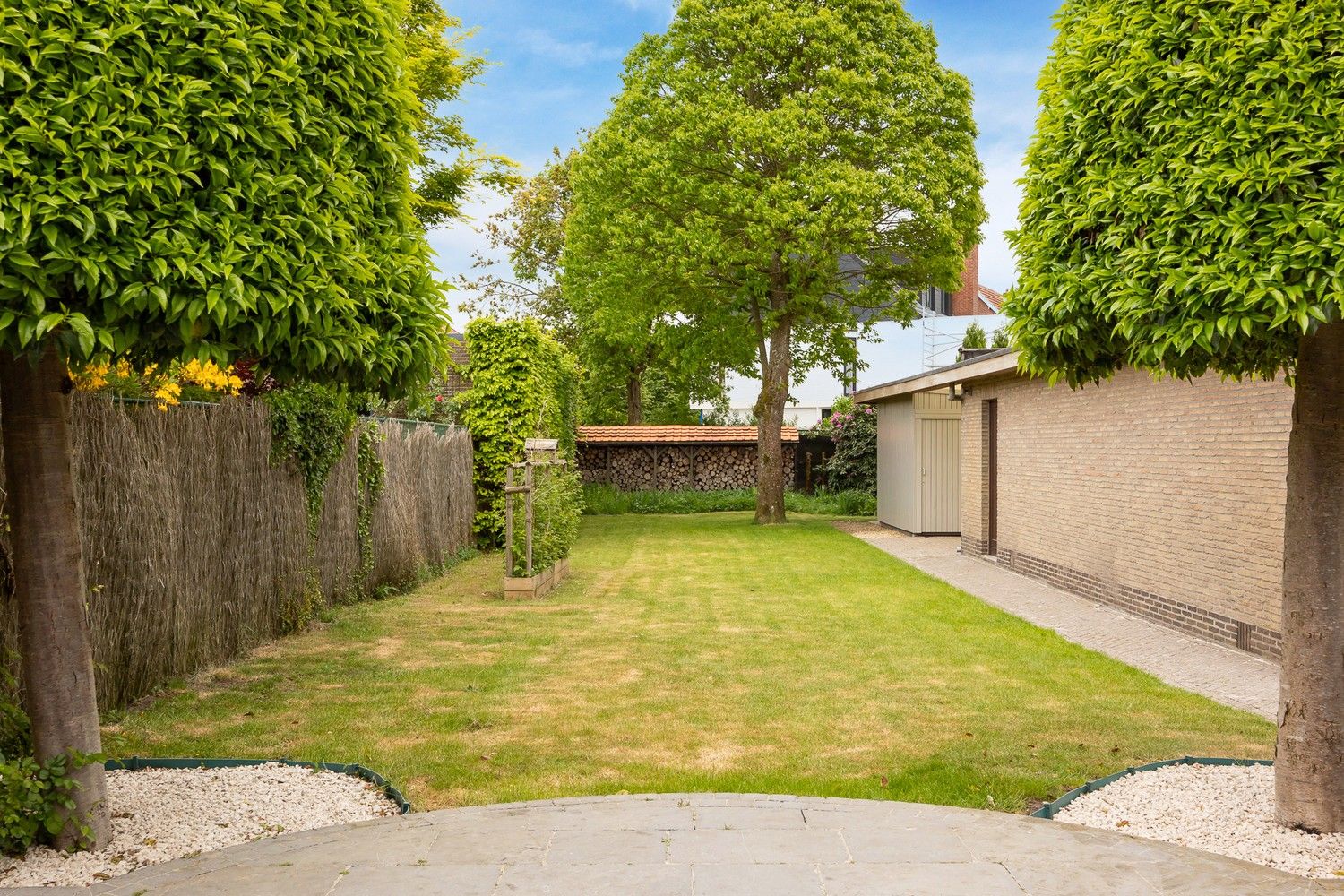 Instapklare, ruime woning met 4 slaapkamers, zonnig terras en multifunctioneel bijgebouw foto 3