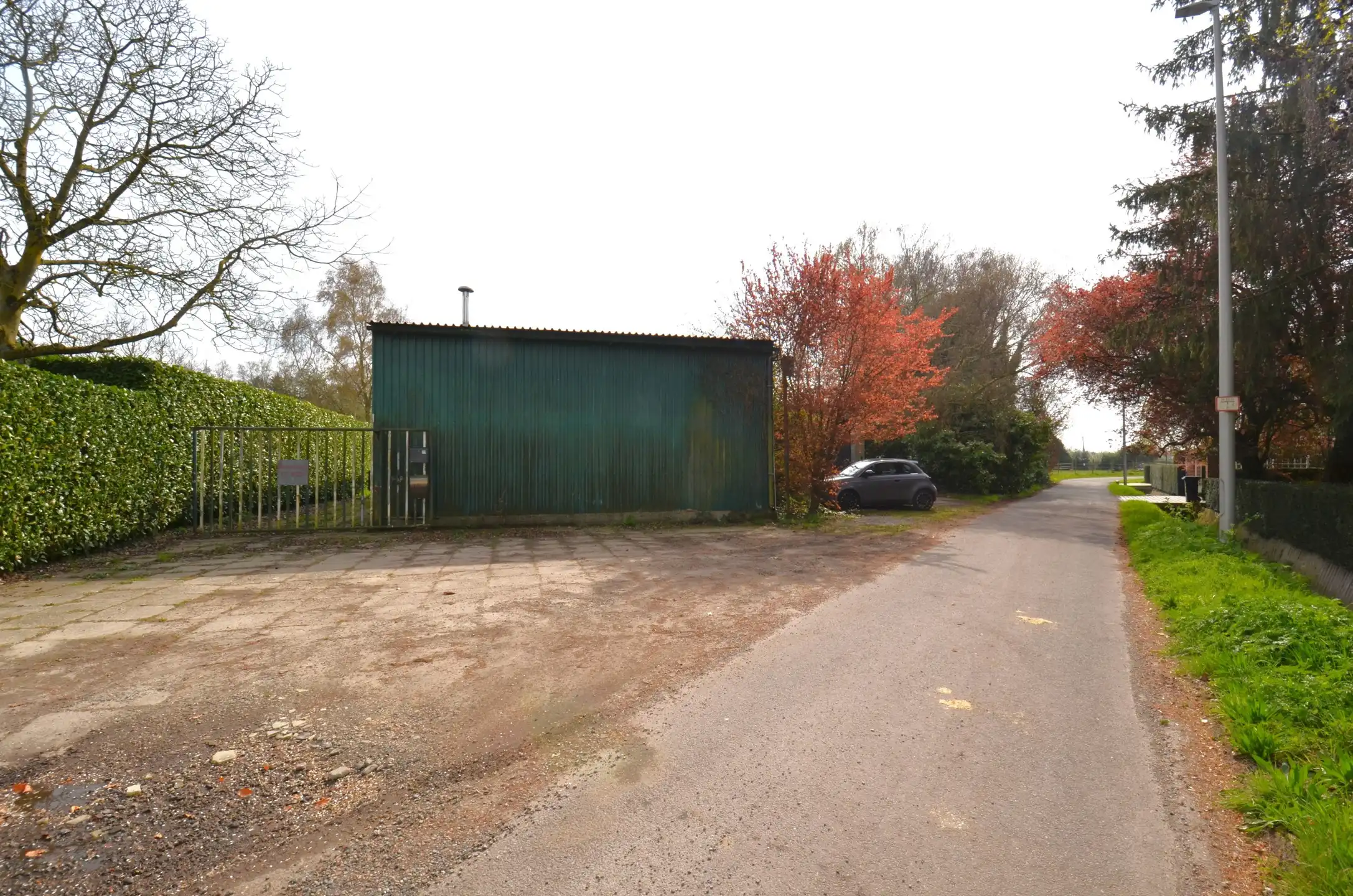 Magazijn met bijhorende weiland foto 2