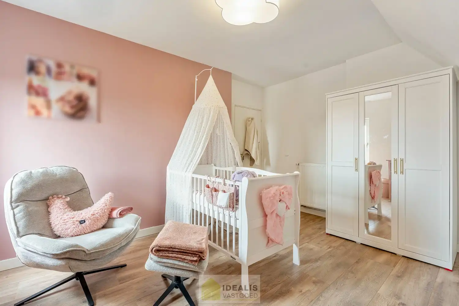 Recent gerenoveerde en perfect onderhouden eengezinswoning met lichtrijke leefruimte, praktisch uitgeruste keuken, 3 slaapkamers, knappe badkamer en knap bijgebouw! foto 32