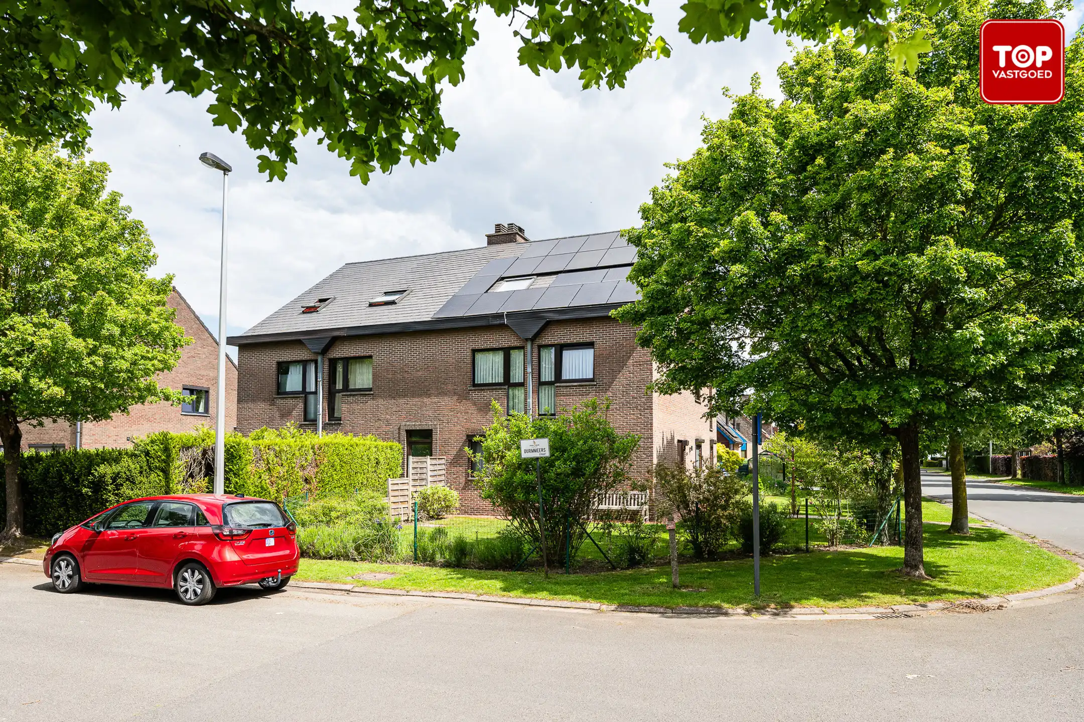 Rustig gelegen duplexappartement met 3 slaapkamers, garage en groene omgeving. foto {{pictureIndex}}