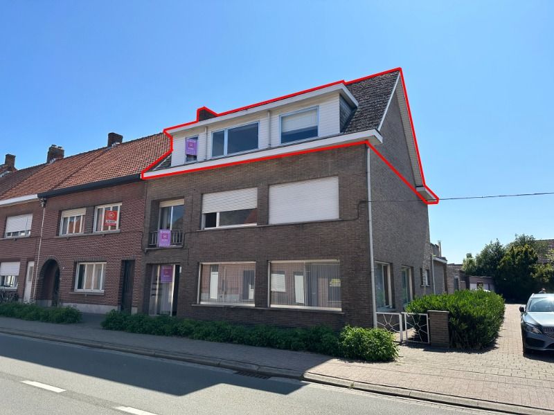 Te renoveren 2 slaapkamer appartement op tweede verdieping met terras. foto 1