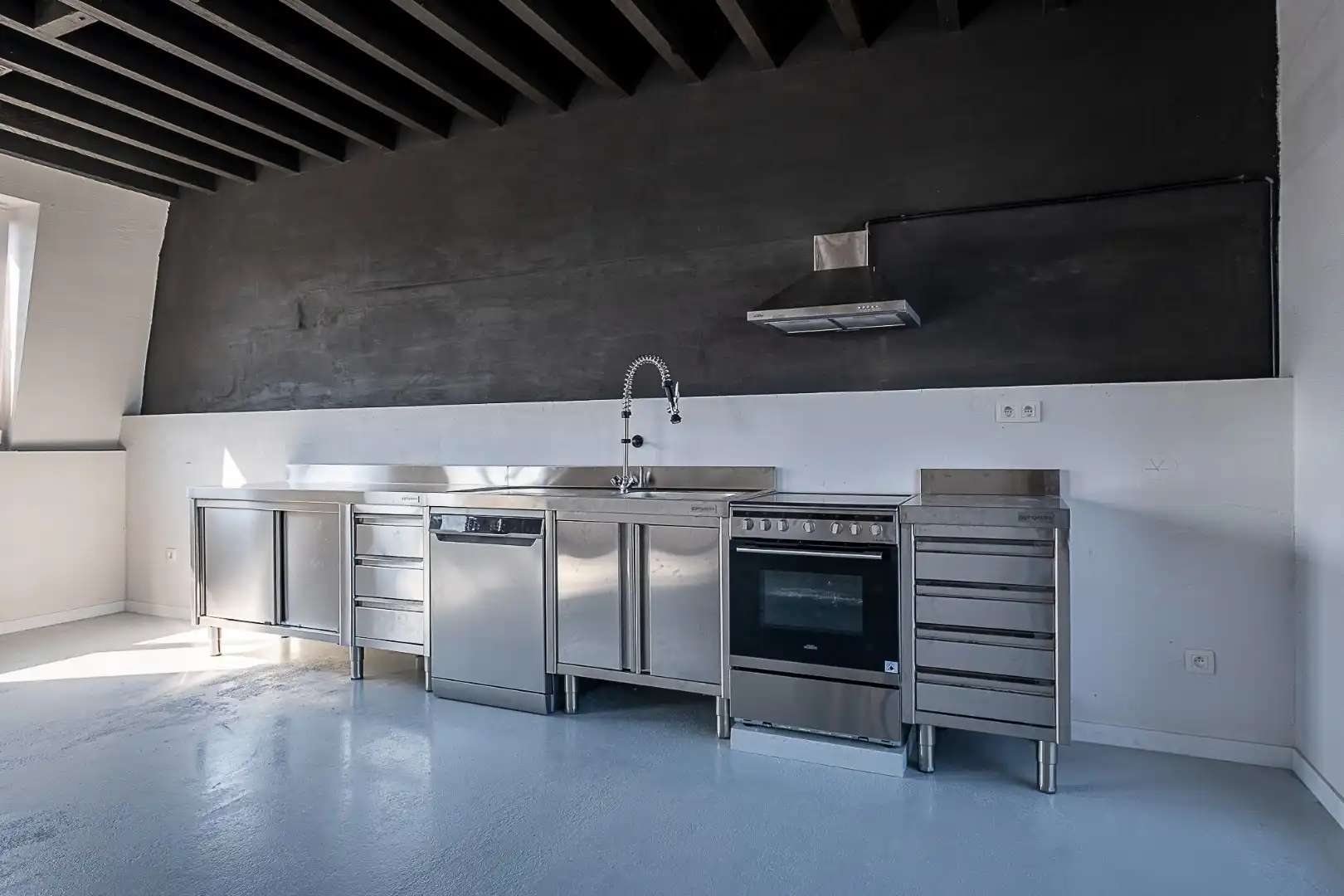 Genieten op hoogte: lichtrijk dakappartement met terras foto 3