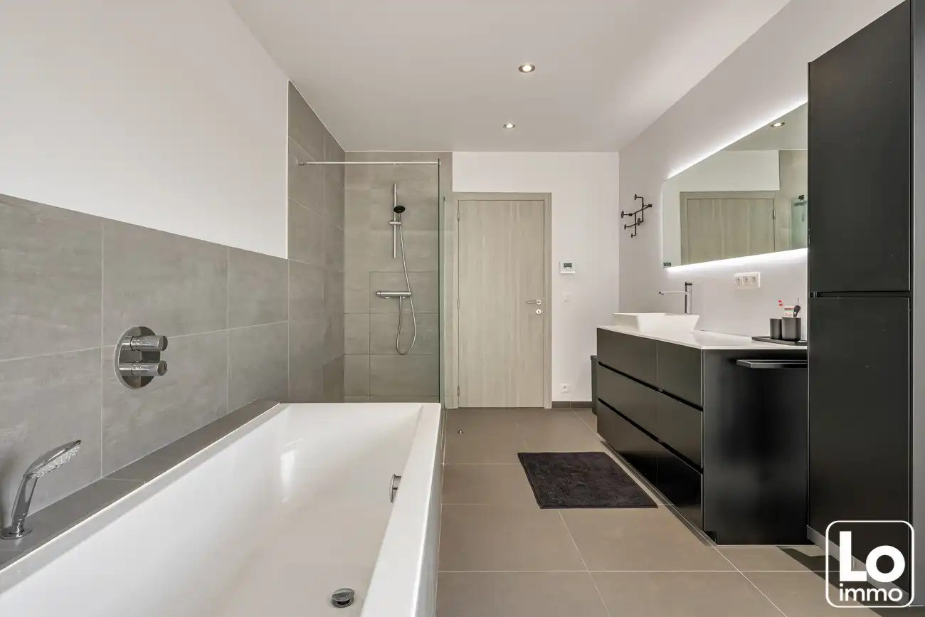 Instap klare moderne open villa met dubbele inpandige garage en een gezellige tuin op een toplocatie nabij het centrum van Lochristi! foto 49