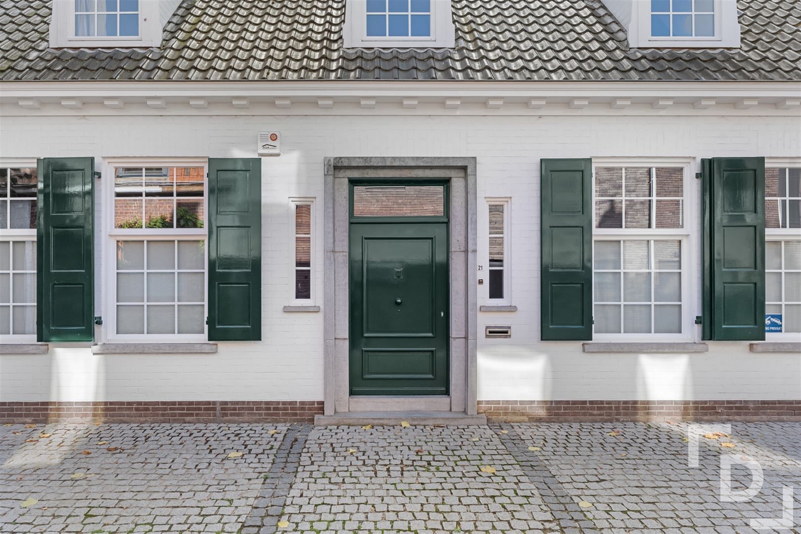 Karaktervolle woning met 7 slaapkamers en inpandige garage te koop in centrum Poperinge. foto 2