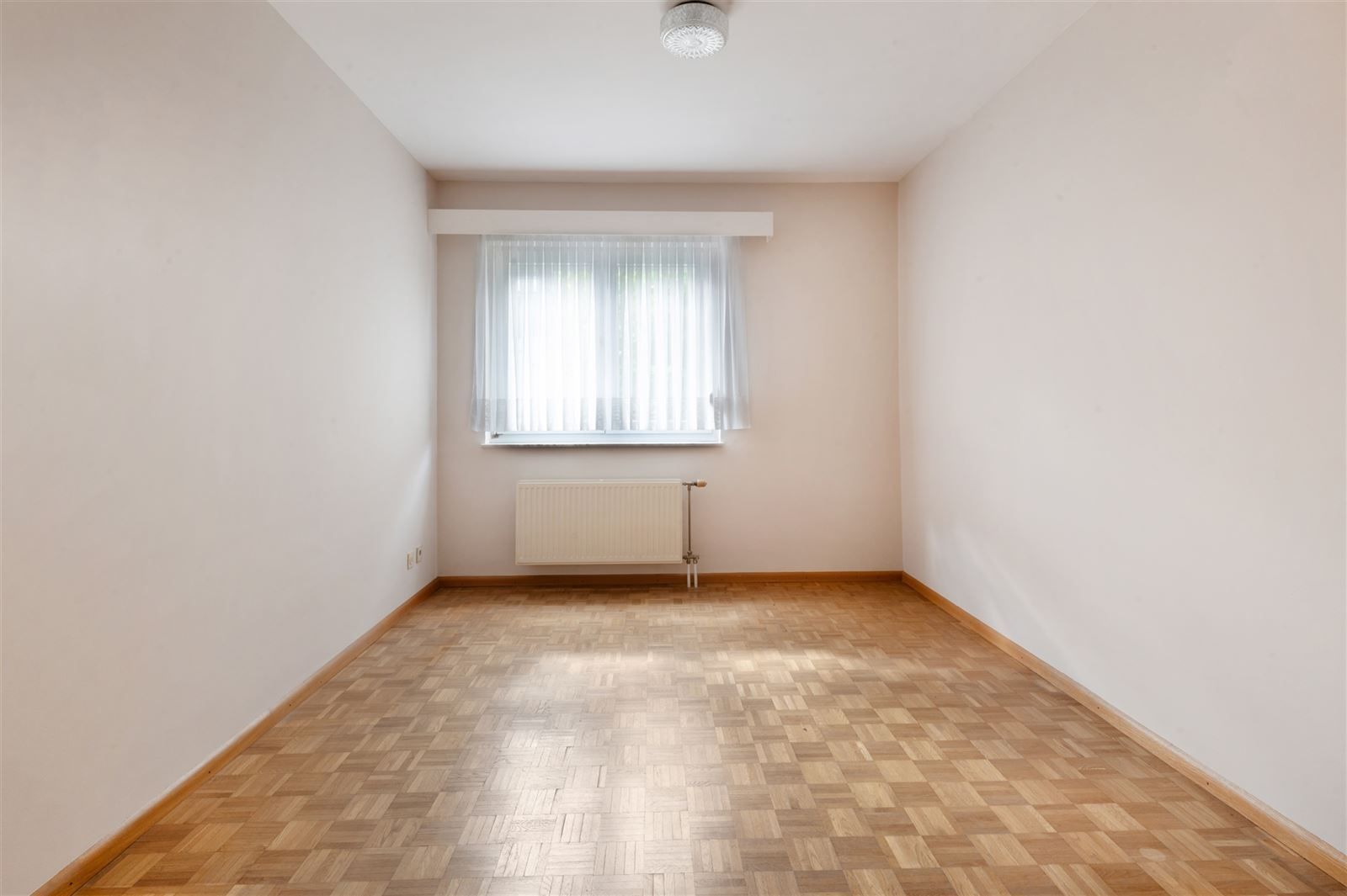Lichtrijke woning met tuin en garage foto 9