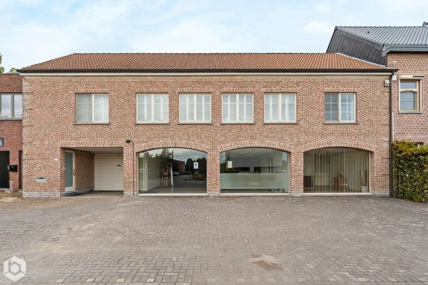 Commercieel pand met ruim appartement op toplocatie in Sint-Katelijne-Waver foto {{pictureIndex}}