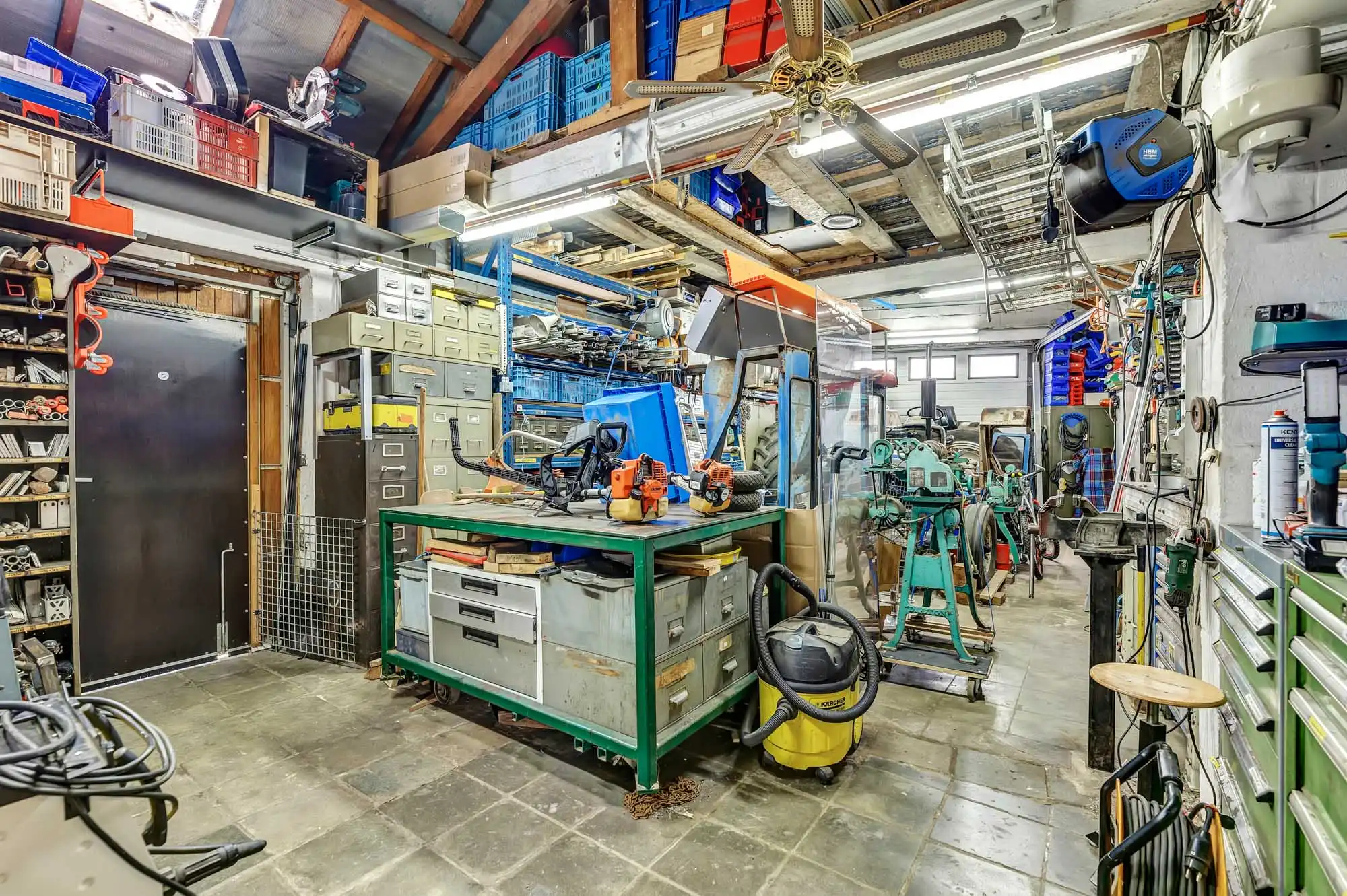 Instapklare woning met ruime garage/opslagplaats foto 10