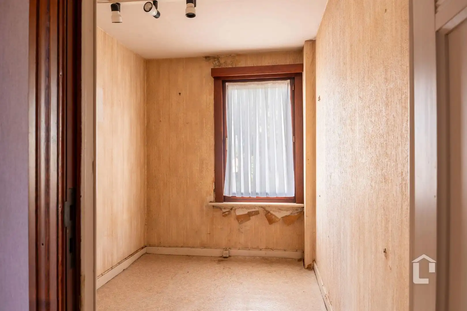 Te renoveren rijwoning met veel potentieel foto 10