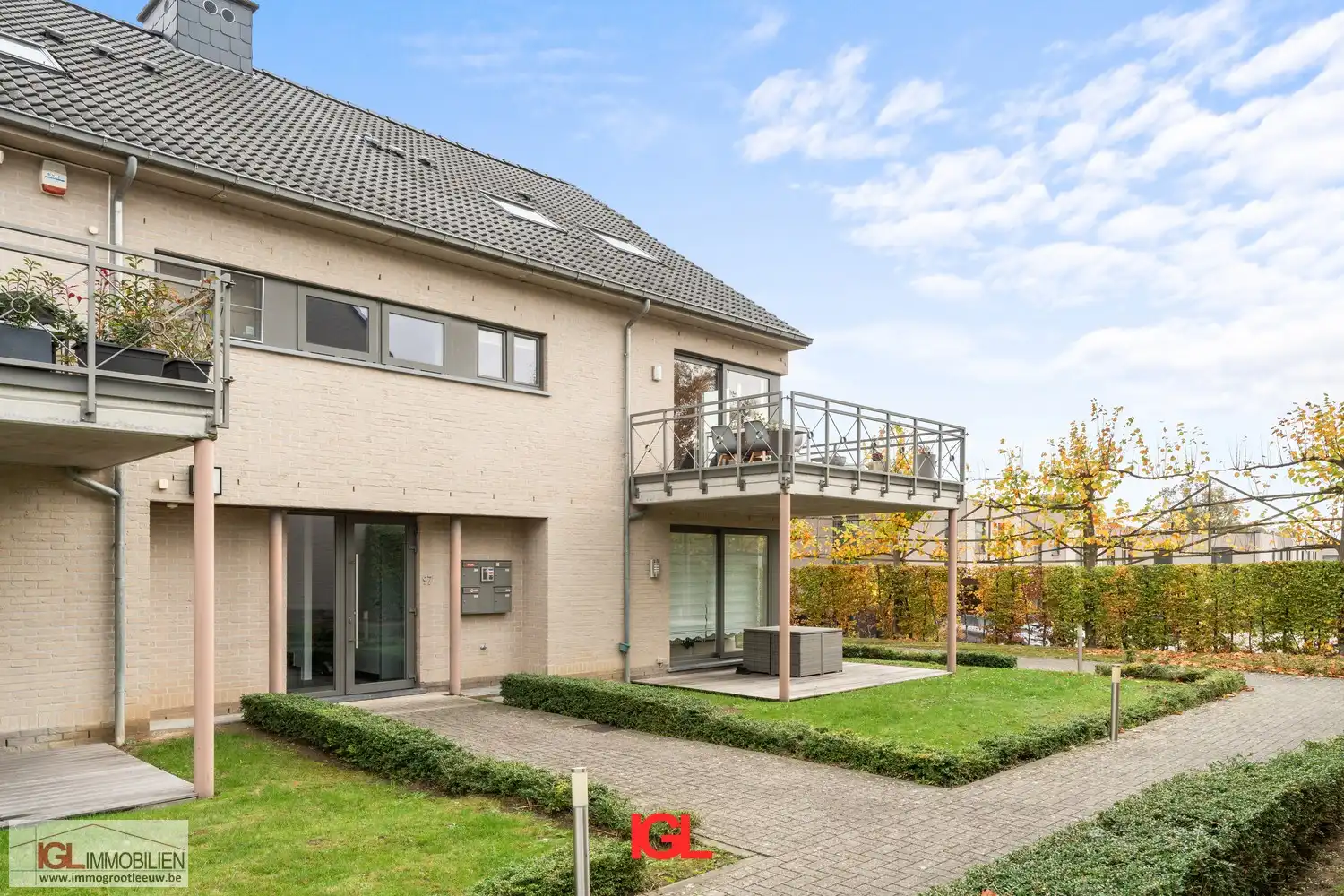 Ruim duplexappartement met 5 slaapkamers, een zonnig terras & 2 staanplaatsen foto {{pictureIndex}}