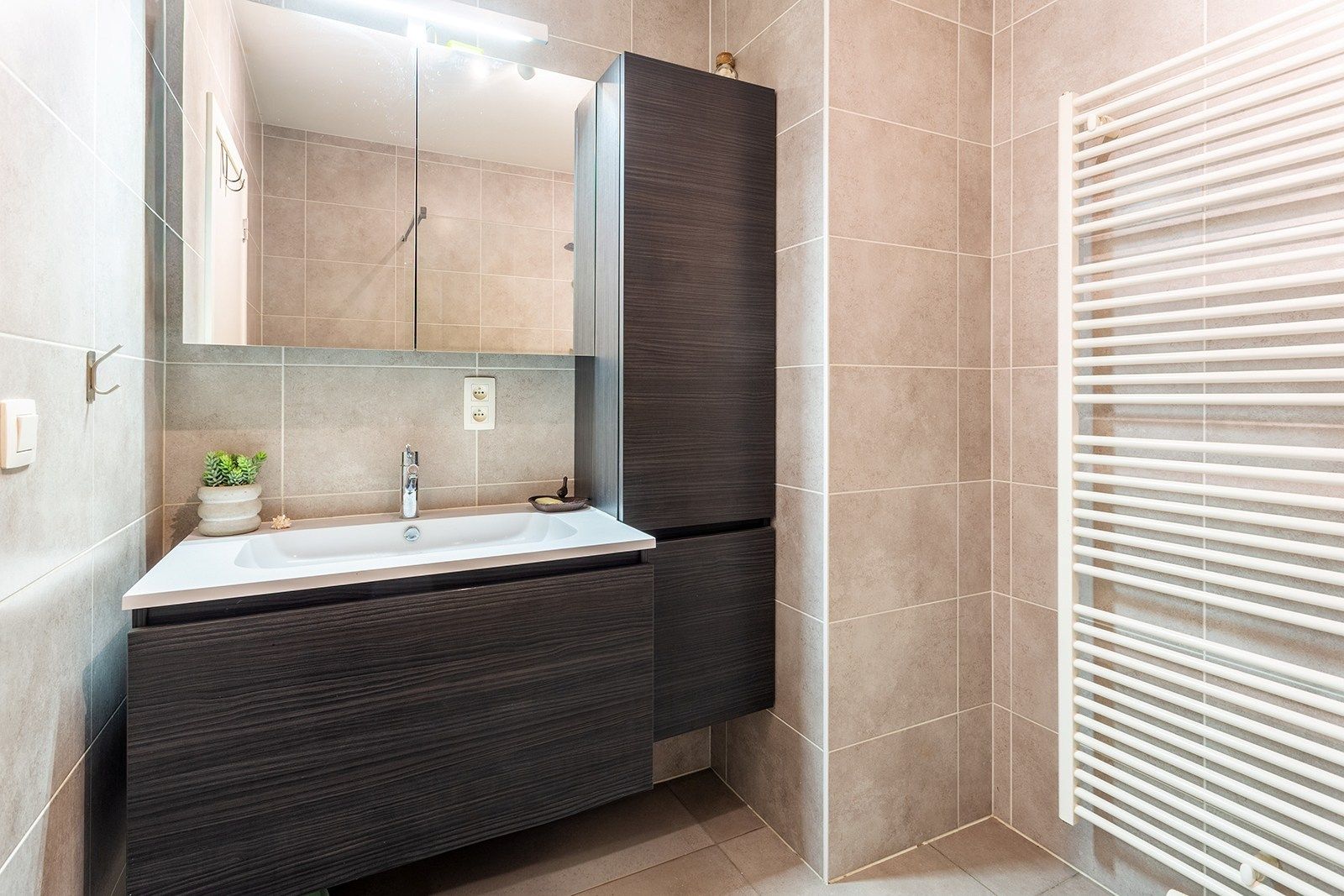 Instapklaar 3-slaapkamer appartement met tuin en moderne afwerking foto 20