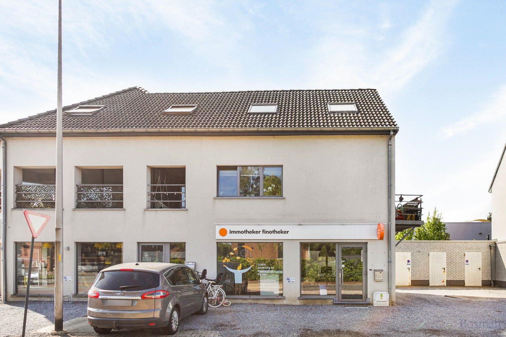 2 duplex-appartementen en 2 handelspanden in centrum Tessenderlo foto {{pictureIndex}}