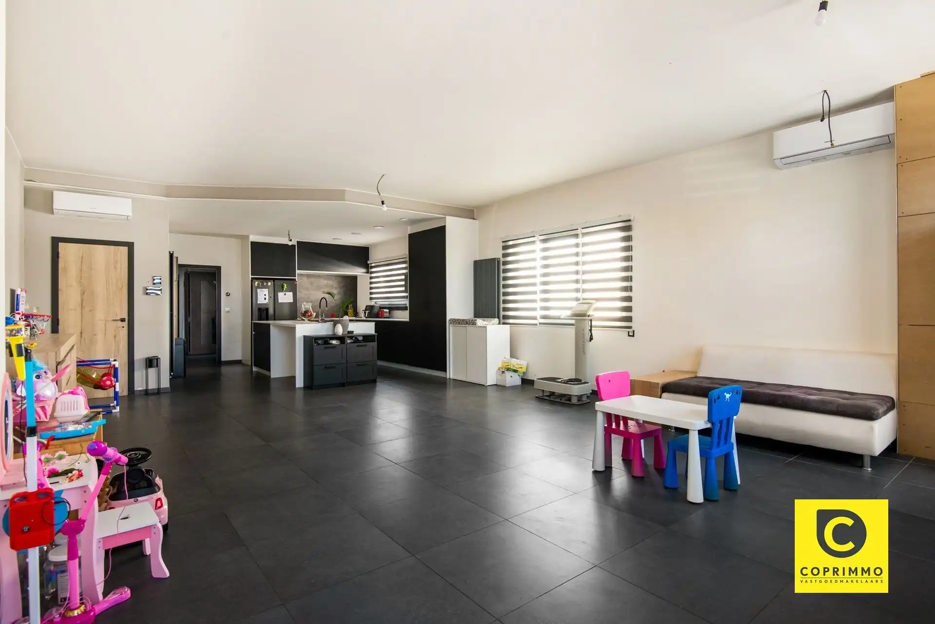 Woning: 4 slk + magazijn foto 2