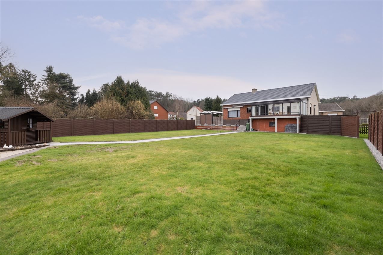 Netjes onderhouden woning op 11a95 grenzend aan agrarisch gebied foto 2