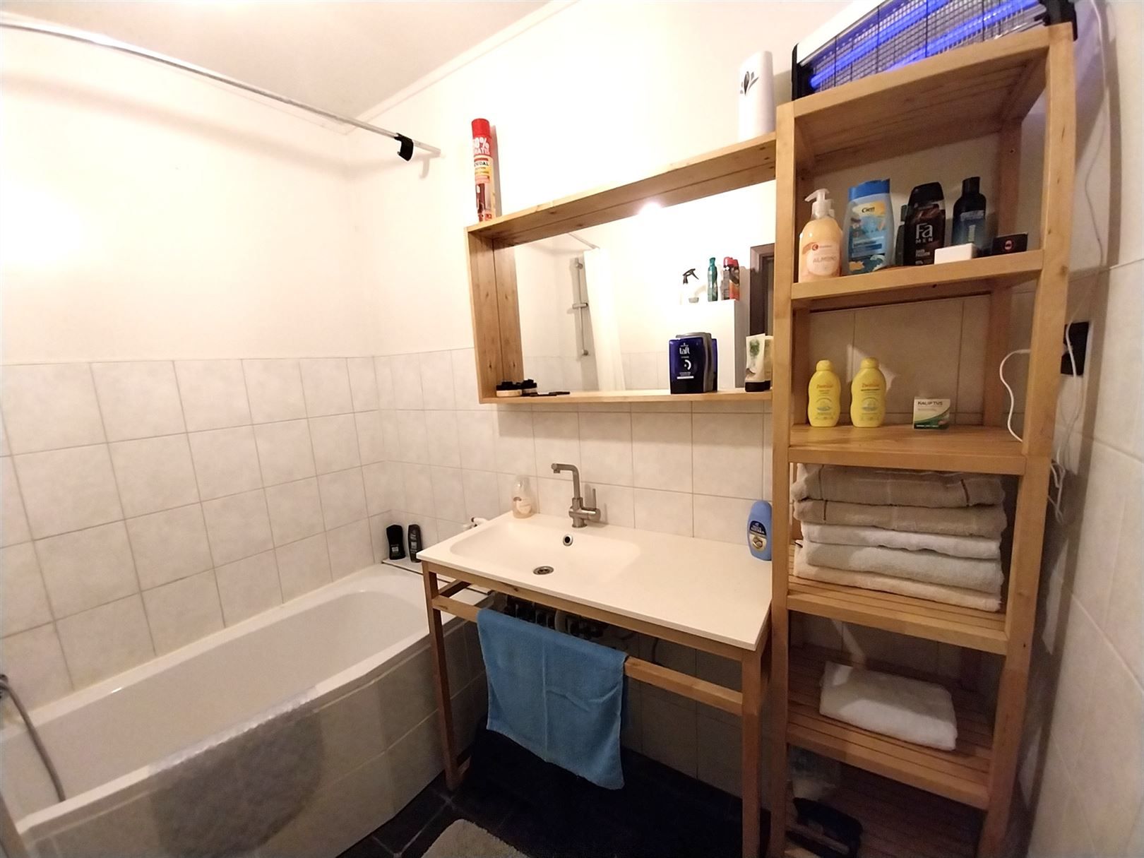 TE HUUR: Woning met 2 slaapkamers en tuintje in Genk! foto 7