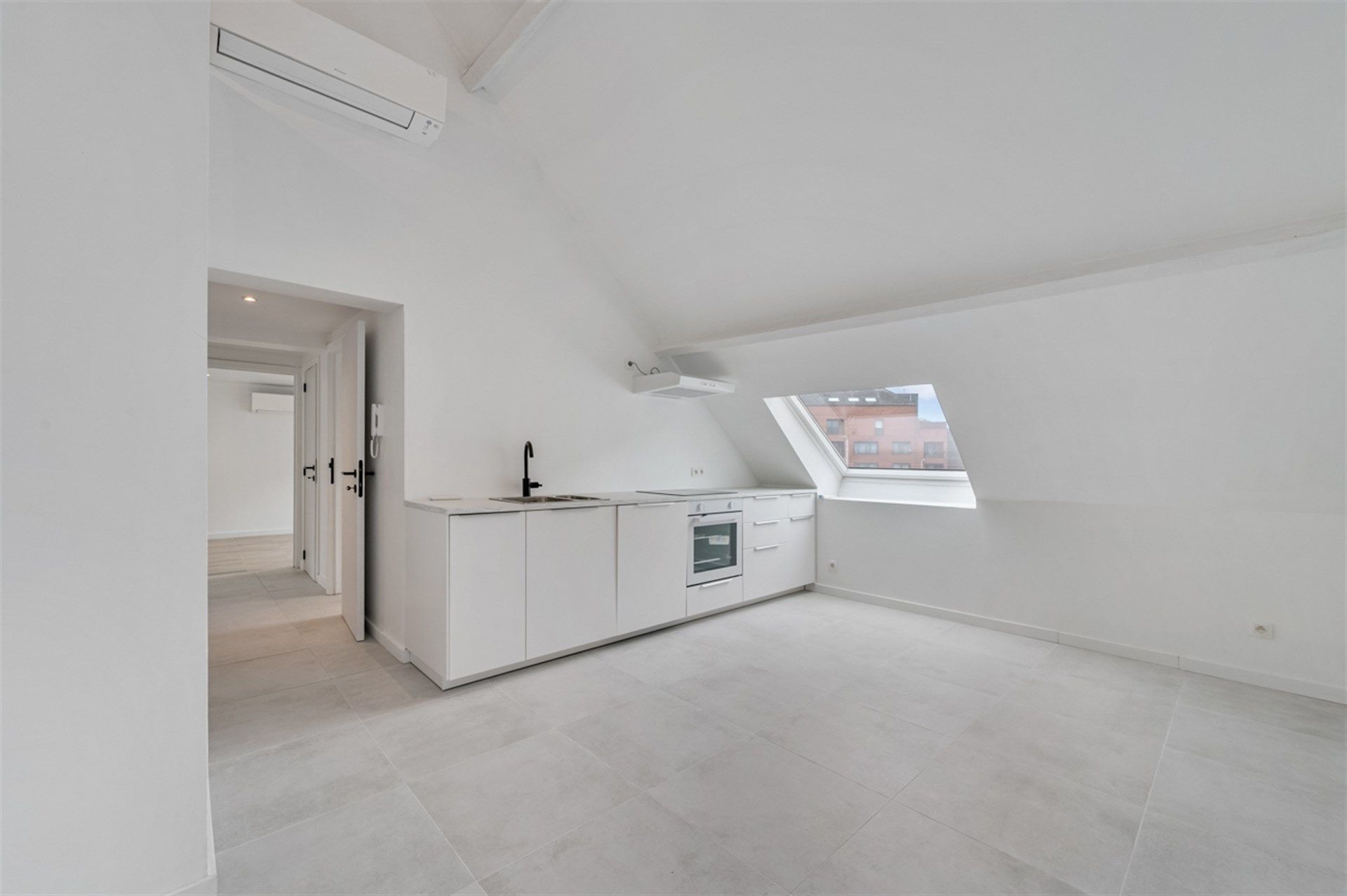 Instapklaar appartement met terras op toplocatie in het centrum foto 3