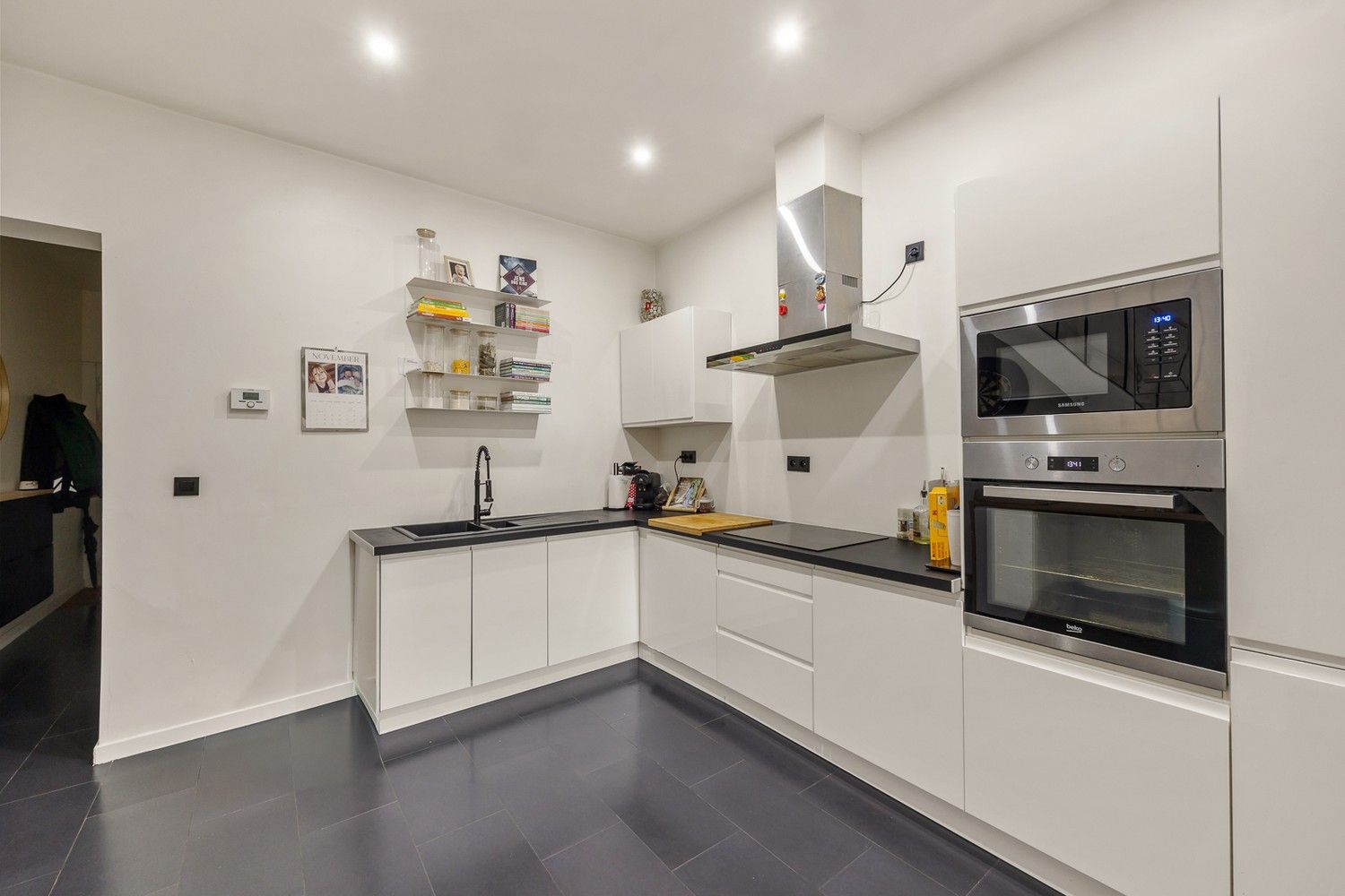 Instapklare, volledig gerenoveerde woning met hoge plafonds en zonnige tuin (±100m²) in hartje Hemiksem foto 3