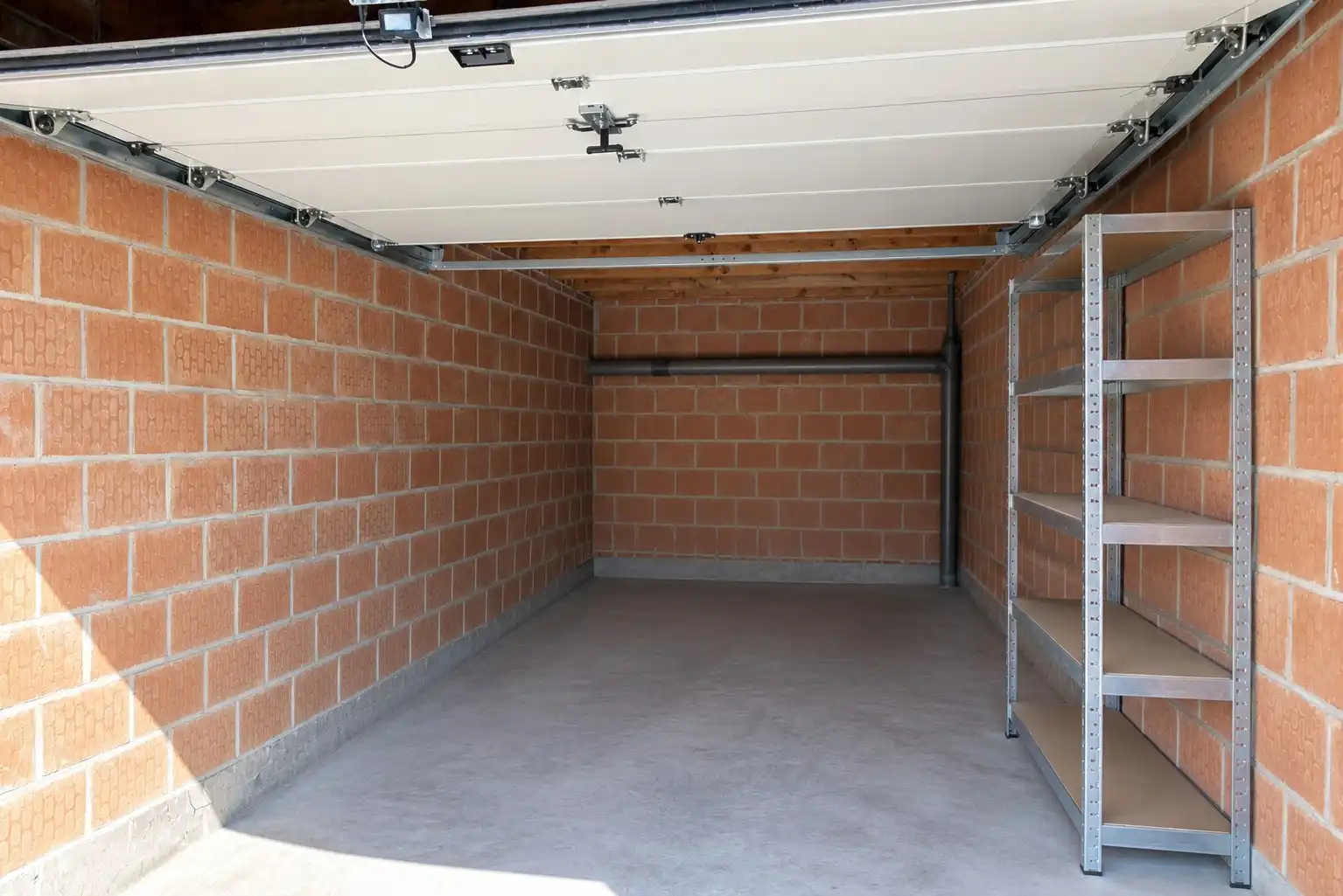 Instapklaar appartement met afzonderlijke garage en terras foto 18