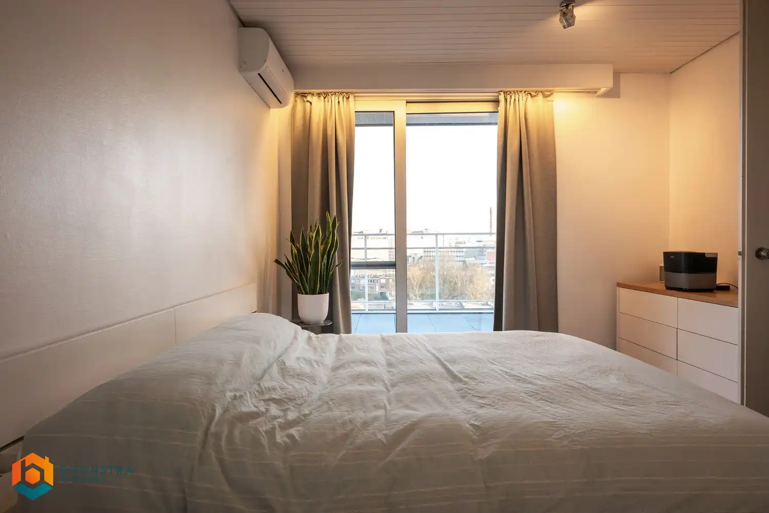 Exclusieve penthouse met 3 slpkrs, zéér riant terras (115 m²) en 2 autostaanplaatsen foto 12