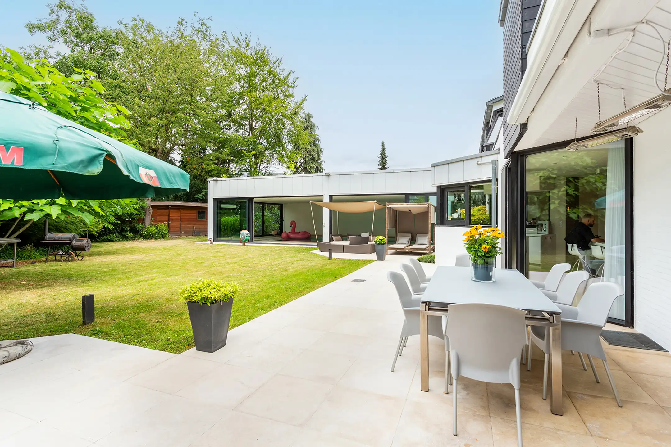 Topgelegen architectenwoning met ruim tuin en binnenzwembad. foto 26