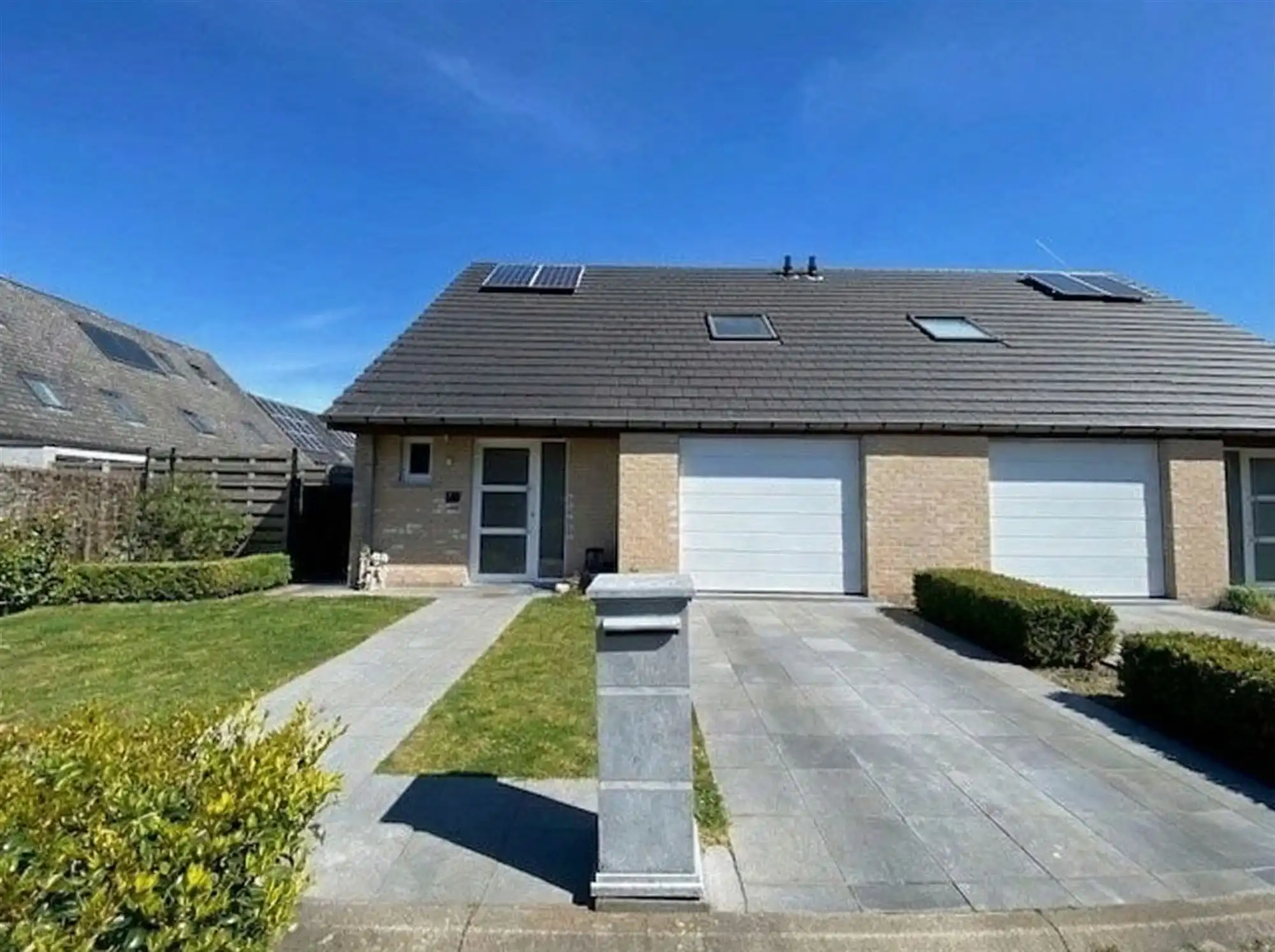 Halfopen bebouwing met drie slaapkamers in rustige woonwijk foto 2