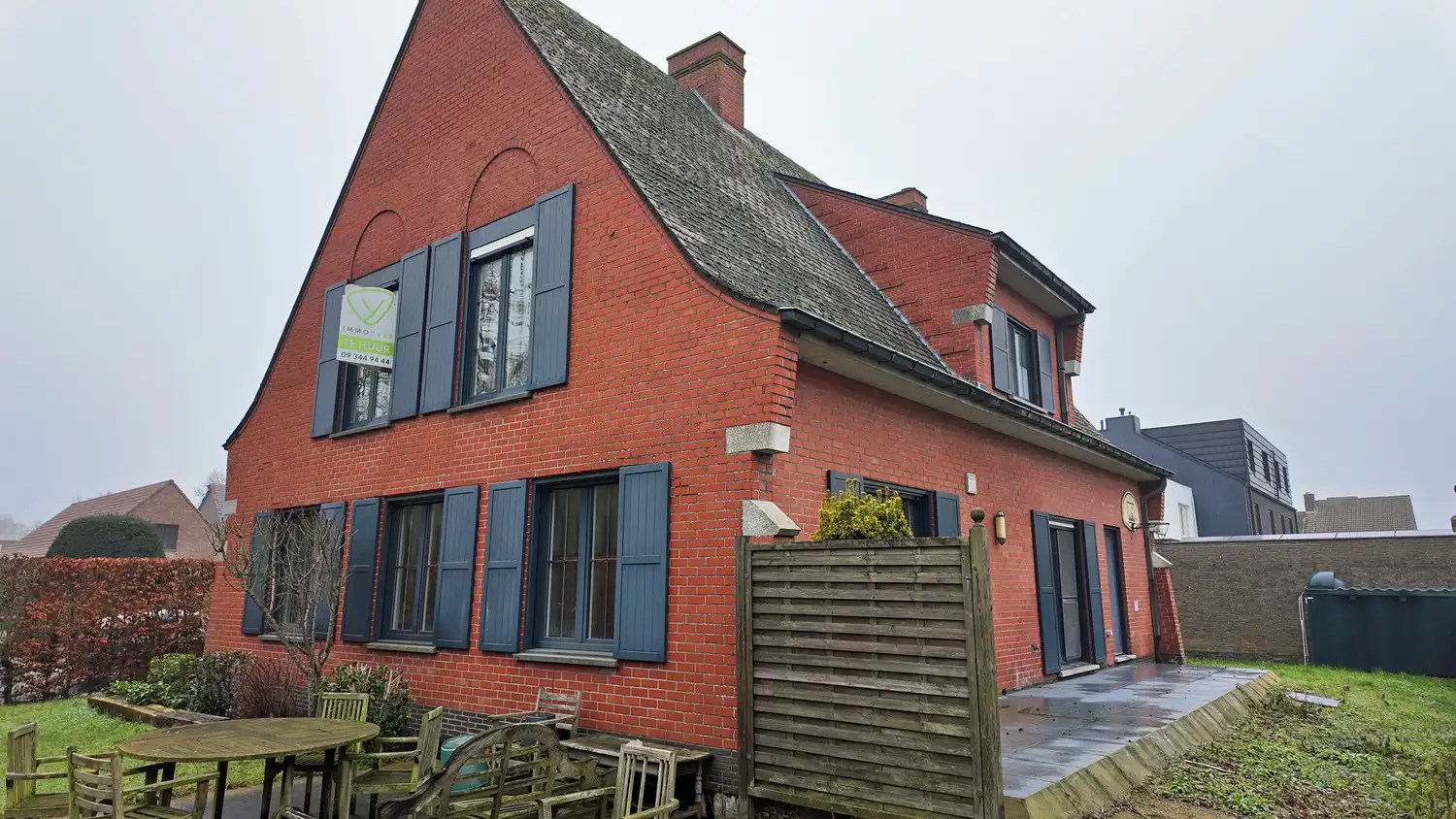 Zonnig en rustig gelegen alleenstaande woning te Eeklo! foto {{pictureIndex}}