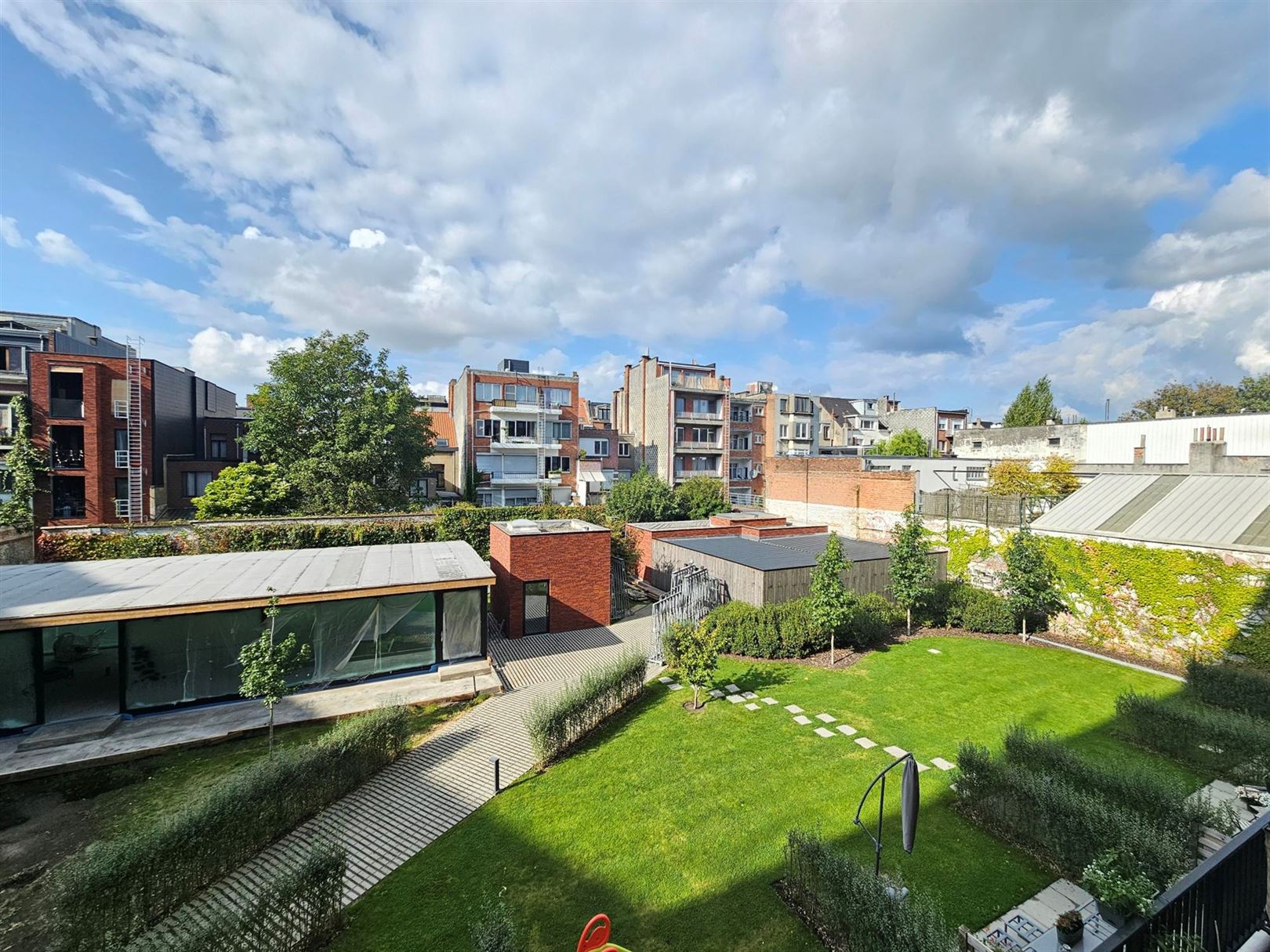 Appartement met 2 slaapkamers en terras, centraal gelegen. foto 9