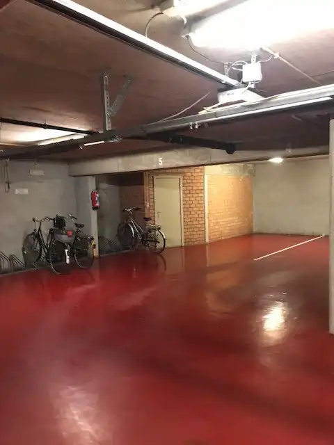 Parkeerplaats met ruime berging te koop in Het Zoute foto 3