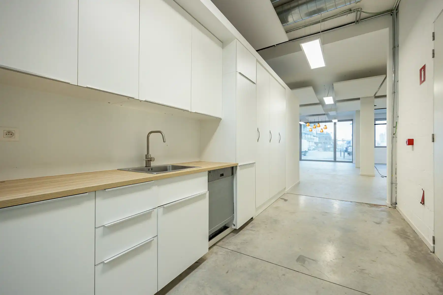 Instapklaar kantoorgebouw te koop in Merksem foto 27