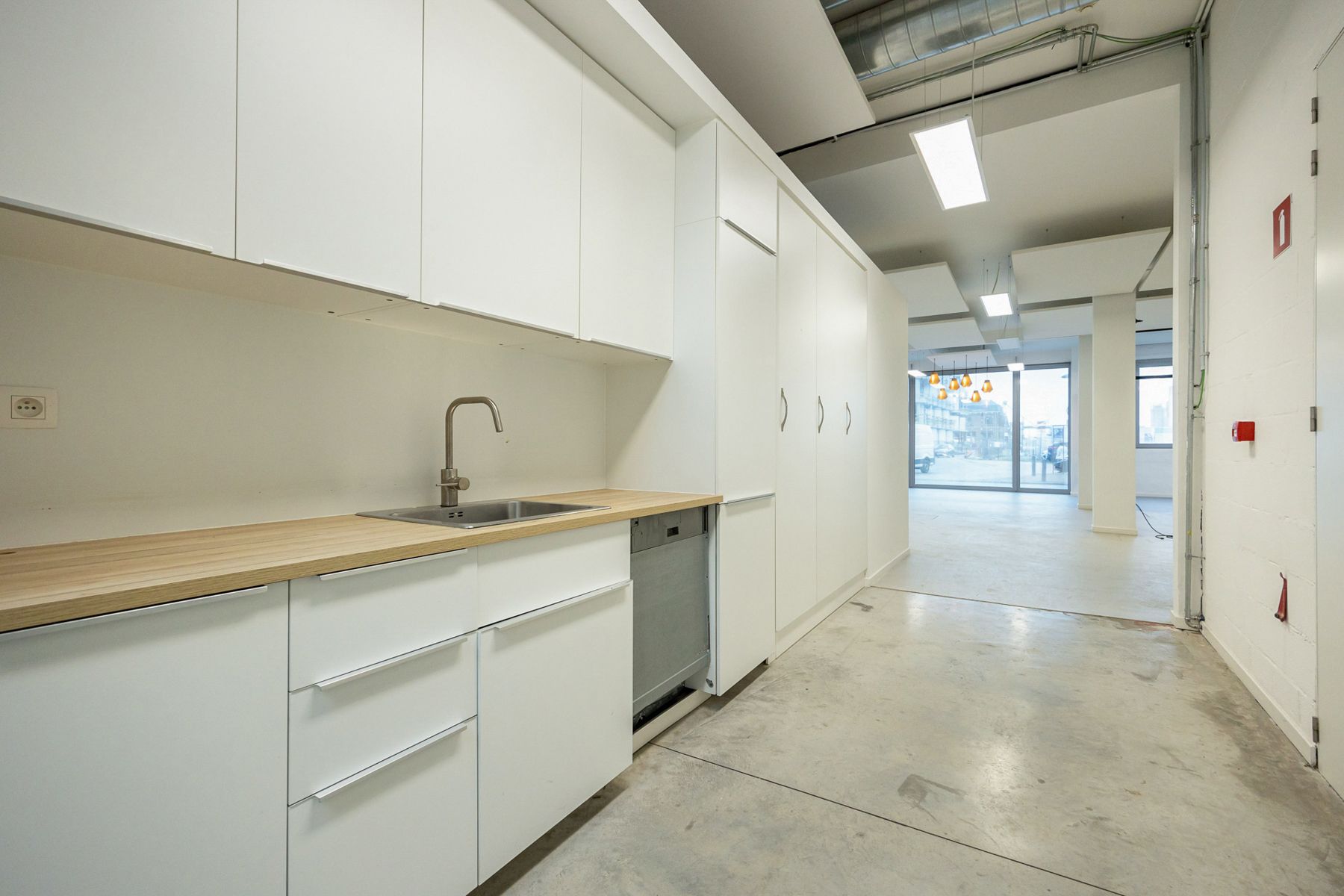 Instapklaar kantoorgebouw te koop in Merksem foto 27