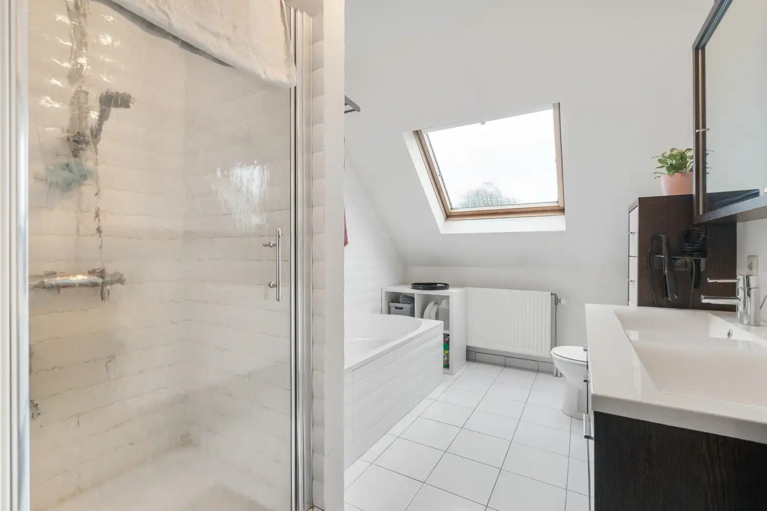 Prachtige 3-gevelwoning met studio, grote tuin en vrij uitzicht foto 13