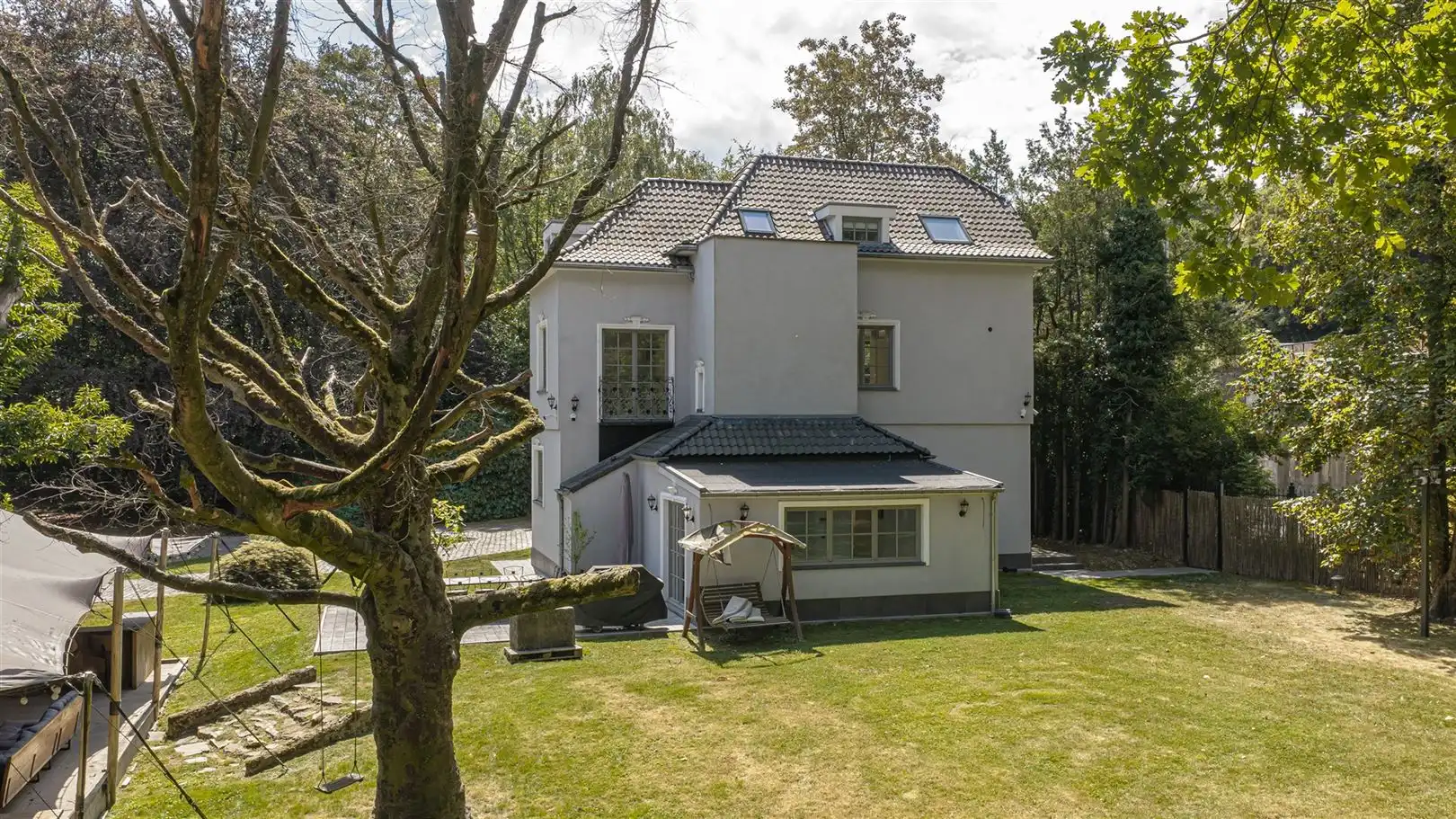 State-of-the-art villa tussen eeuwenoude bomen foto 43