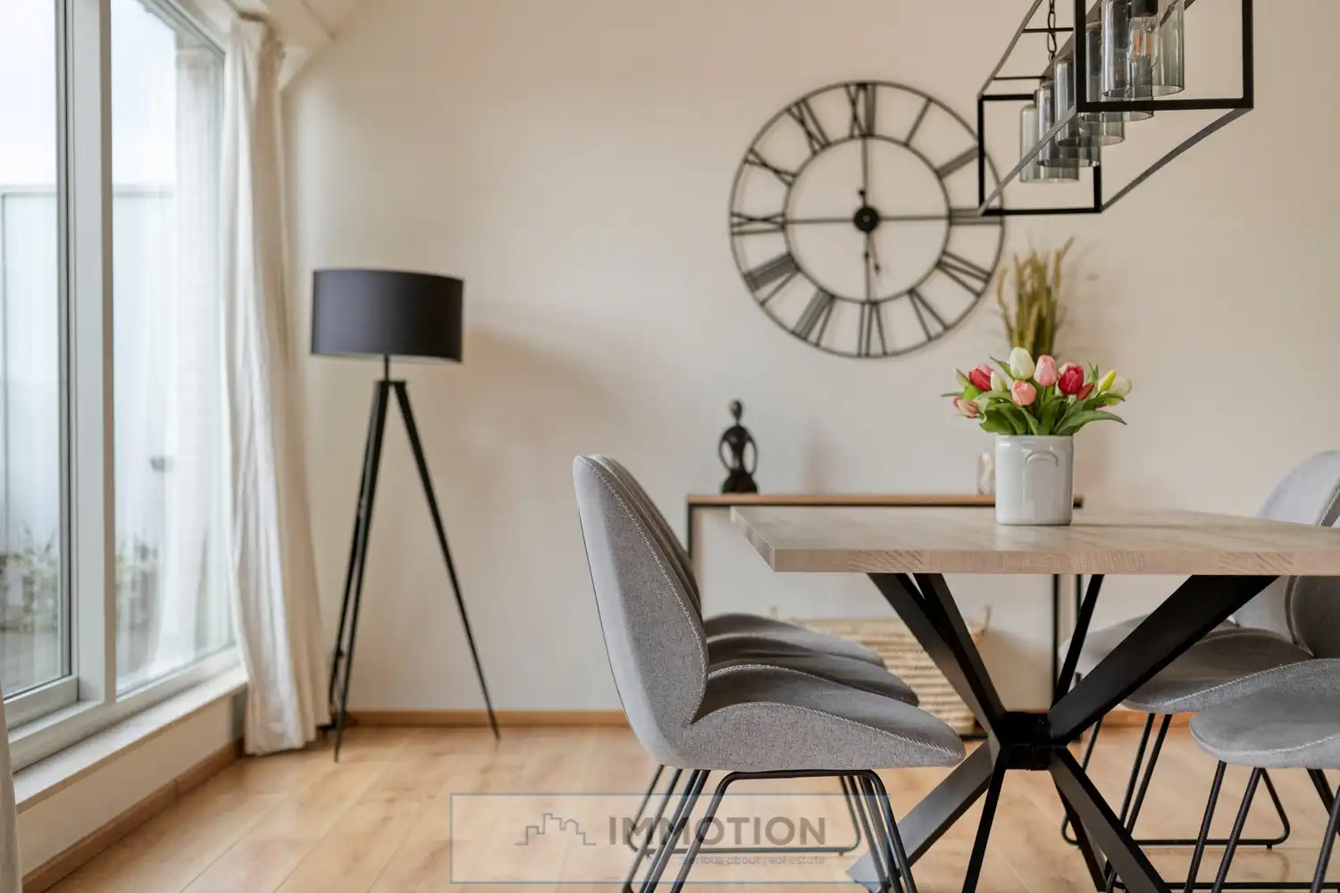 Ruim instapklaar appartement met 2 slaapkamers in centrum Kortrijk vlakbij de Leie - BEZOEK op 14 of 15 februari foto 6