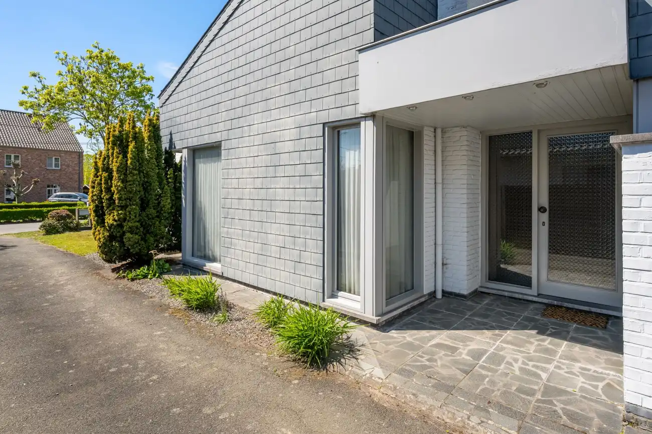 Architecturale gelijkvloerse open woning met inpandige garage op toplocatie nabij het centrum van Lochristi! foto 3