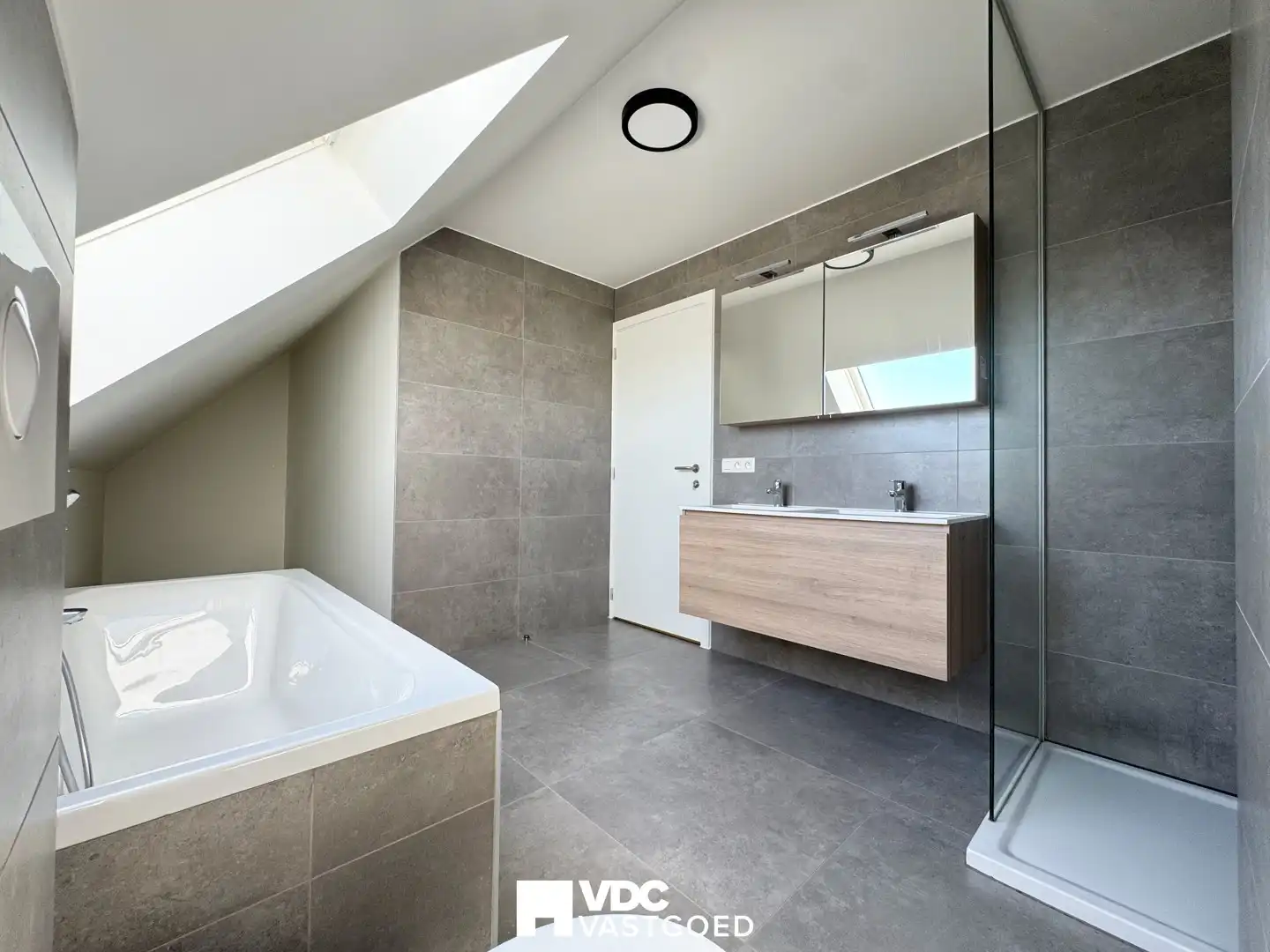 Ruim en modern duplex-appartement met 3 slaapkamers en twee parkeerplaatsen foto 17
