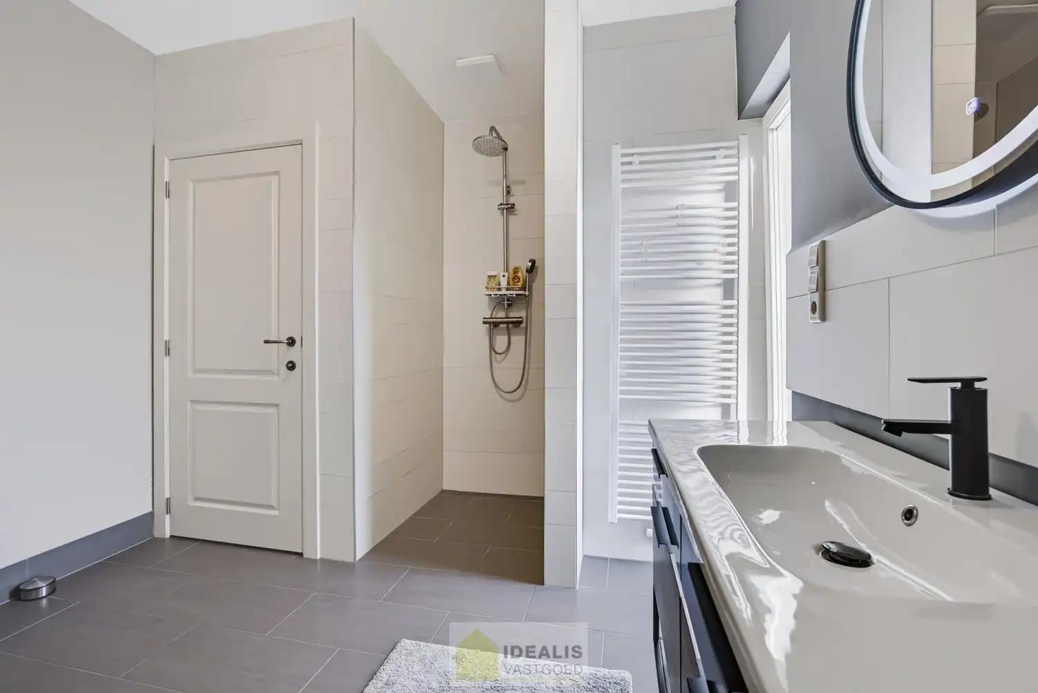 IDEALIS VASTGOED – EEN HUIS OM VERLIEFD OP TE WORDEN! DEZE PRACHTIGE INSTAPKLARE (LEVENSBESTENDIGE) VILLA MET EEN HEERLIJKE LICHTRIJKE LEEFRUIMTE VOORZIEN VAN EEN OPEN KEUKEN, 5 SLAAPKAMERS, 2 BADKAMERS, EEN PERFECT AANGELEGDE TUIN IN ALLE PRIVACY, UITGERUST MET EEN GOED VOORZIENE BUITENKEUKEN EN BIJGEBOUWEN INGERICHT VOOR WELLNESS (HOT TUB) EN BERGRUIMTE! EEN MUST VISIT VOOR ZIJ OP ZOEK NAAR MOOIE HUIZEN! foto 43