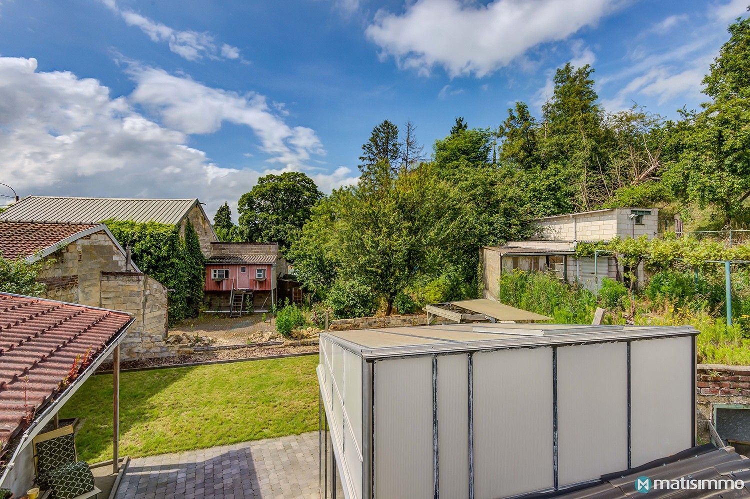 GROTENDEELS VERNIEUWDE DRIEGEVELWONING MET AUTOSTAANPLAATS EN TUIN foto 30