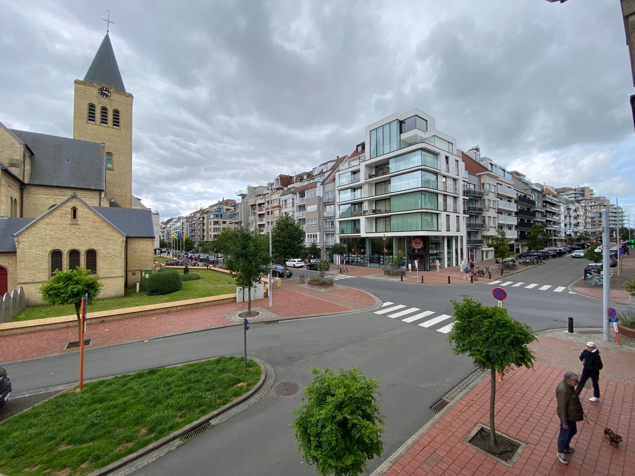  Dit appartement op de eerste verdieping, met een totale oppervlakte van 140 m², bevindt vlakbij de zeedijk en rechtenover de kerk in de Dumortierlaan te Knokke foto 5