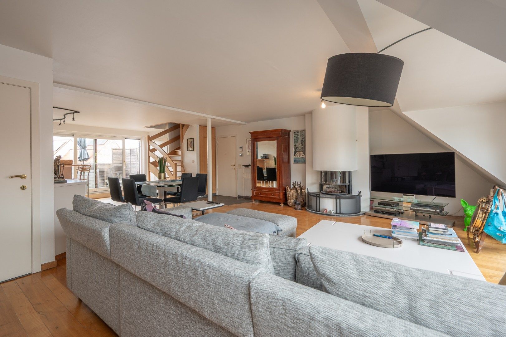 Ruim duplexappartement centrum Heist foto {{pictureIndex}}