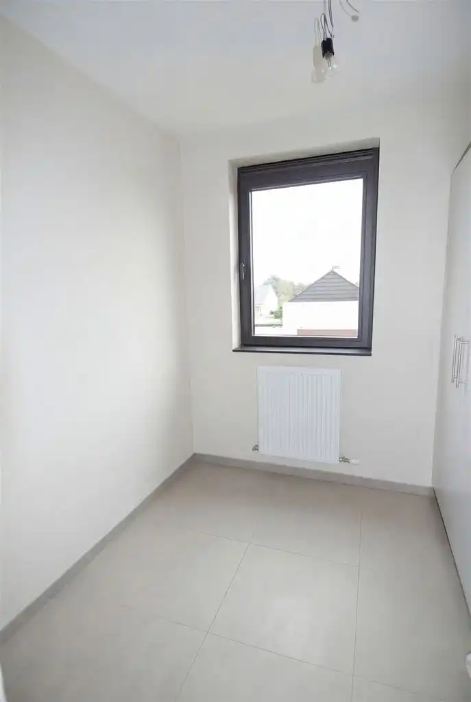 Duplex-appartement met 2 slaapkamers en bureau, terras, autostaanplaats en kelderberging. foto 10