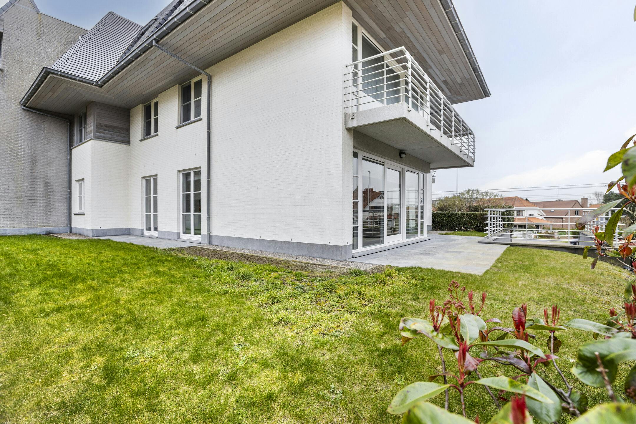 Appartement met 2 slaapkamers en zonnige tuin in Sint-Idesbald foto {{pictureIndex}}