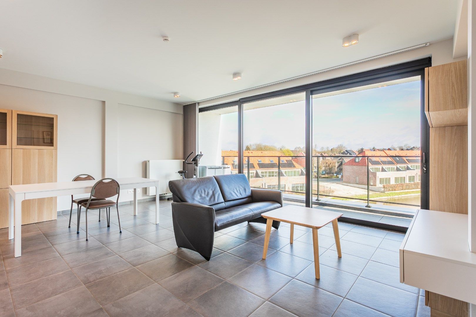 Moderne assitentiewoning met ruim terras en autostaanplaats foto 4