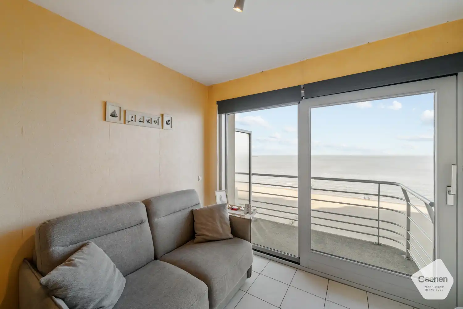 Instapklare studio met prachtig frontaal zicht op zee foto 3