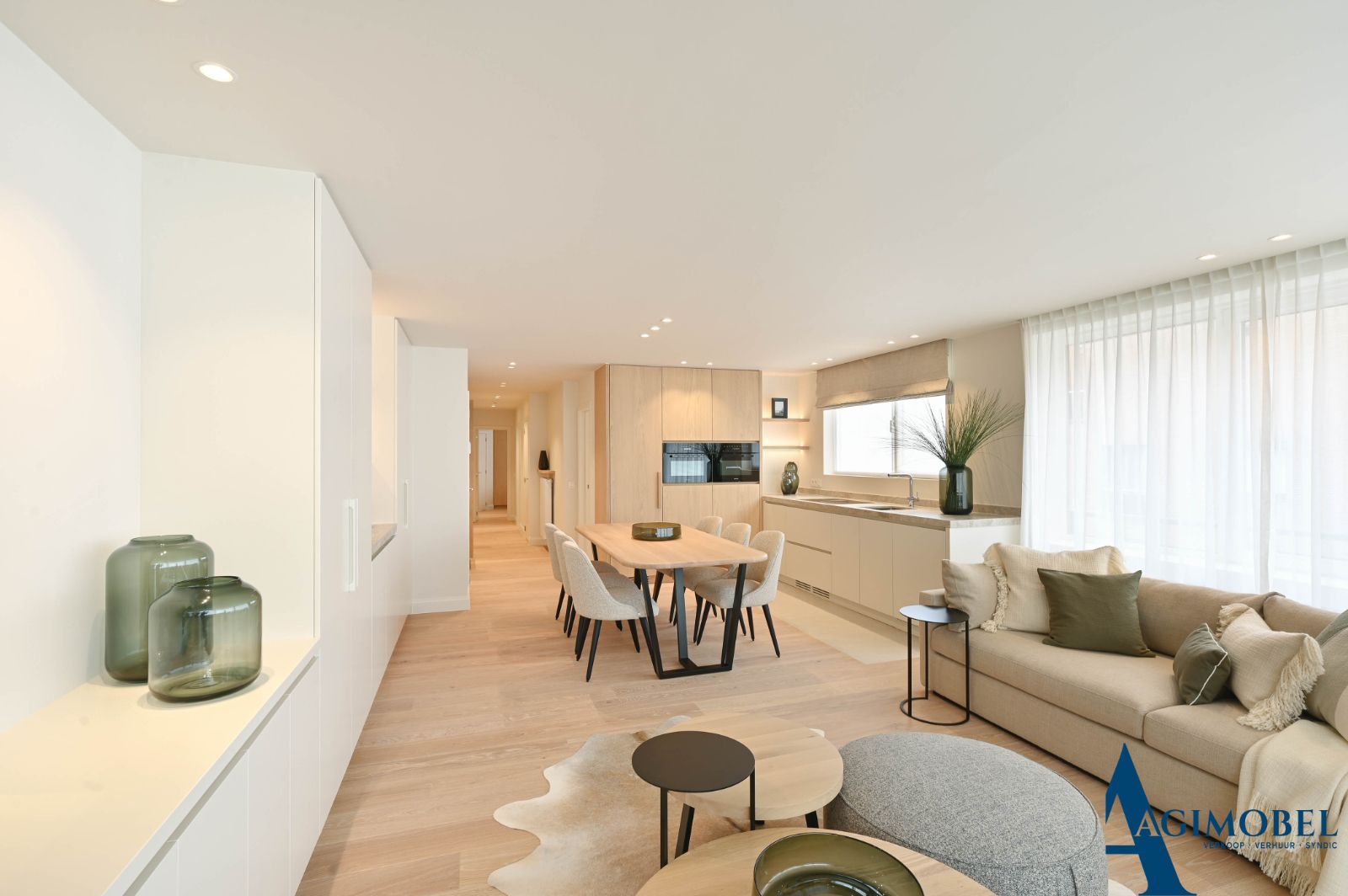 Stap binnen in dit  ultieme luxe- hoek appartement met 3 slaapkamers  en ervaar wonen op zijn best in hartje  Knokke. foto 4