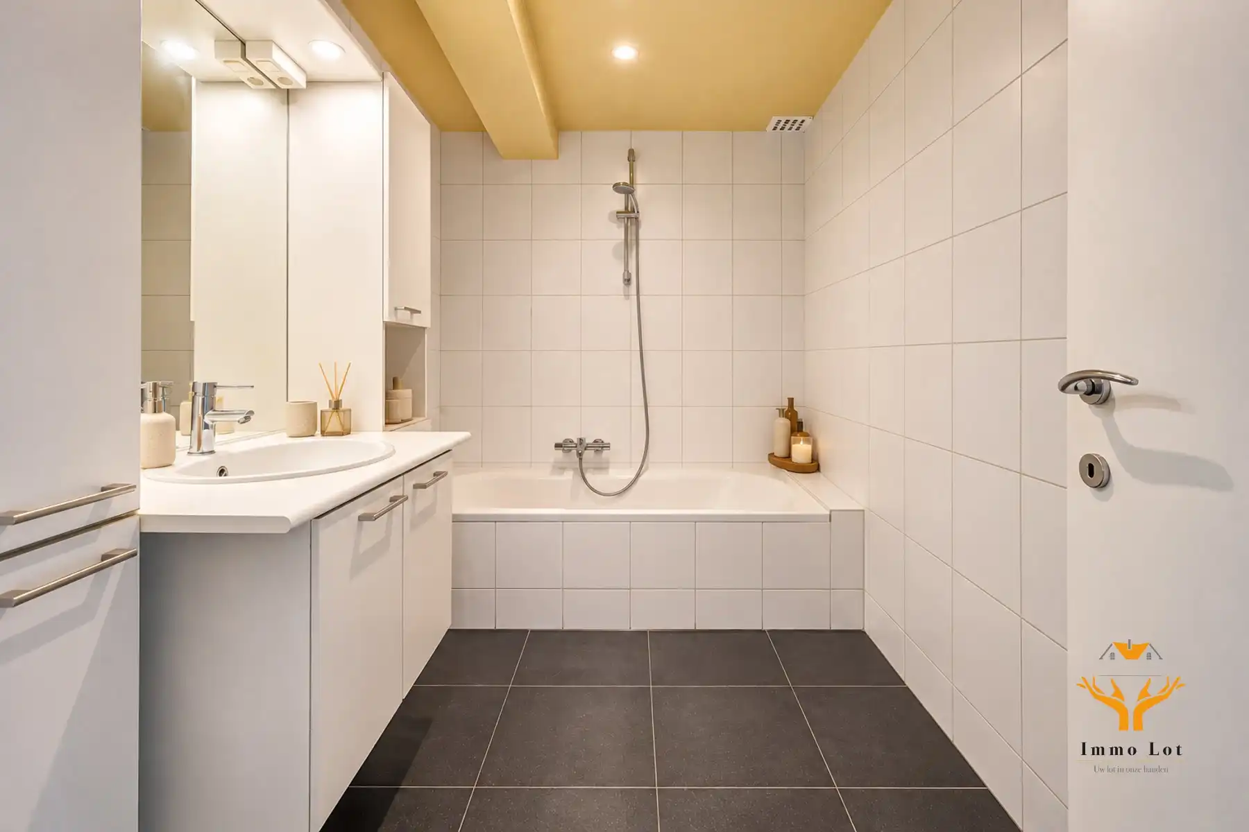 Instapklaar appartement met twee slaapkamers en terras foto 8