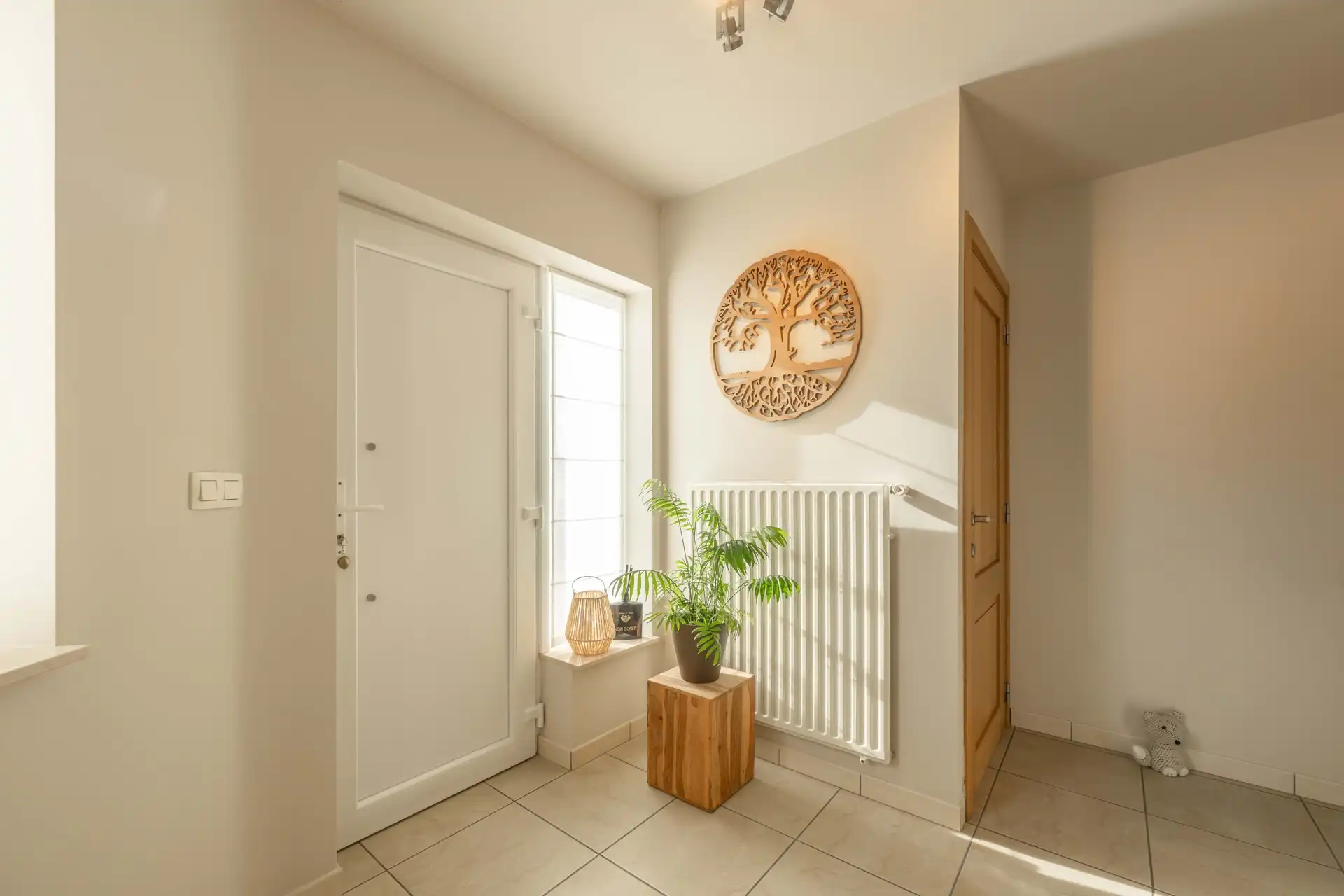 Knappe, verzorgde alleenstaande hedendaagse woning met 3 slaapkamers, garage en een prachtige aangelegde tuin TE KOOP in Wielsbeke! foto 4