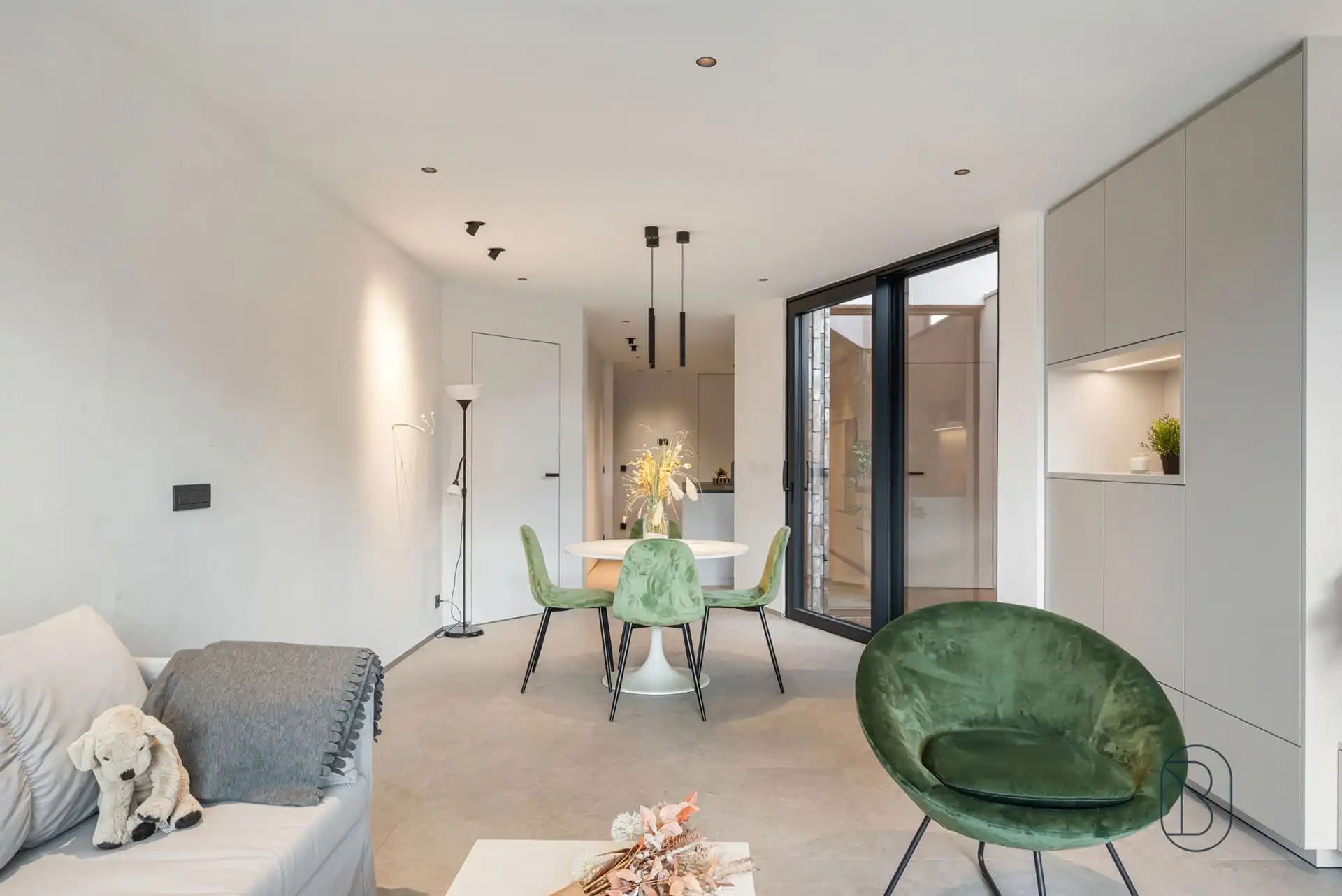 Topgelegen stijlvolle kwalitatieve nieuwbouw met zwembad. foto 10